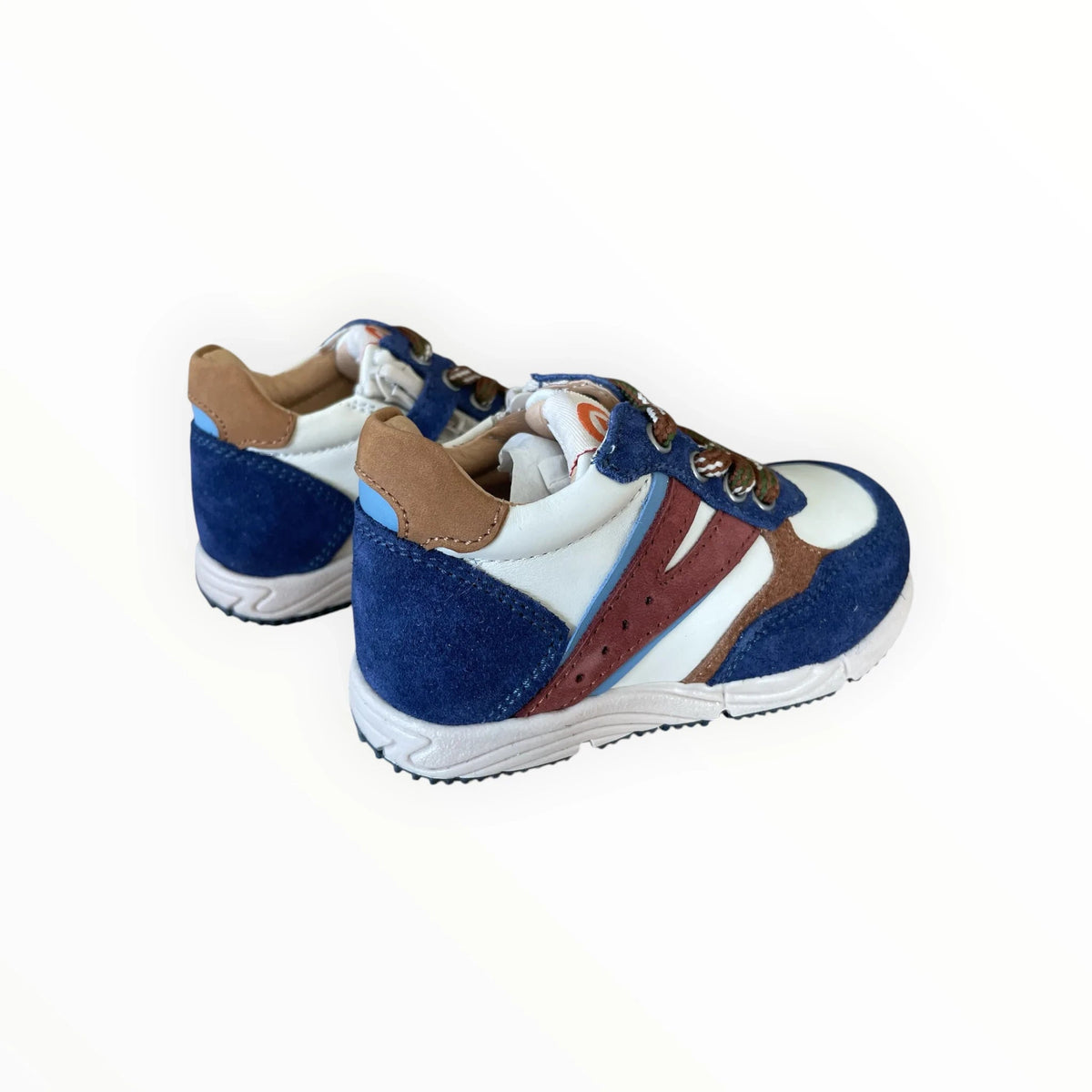 Pierrot Outlet kindersneakers in blauw, wit en bruin leer en suède met veters en ritssluiting voor extra comfort.