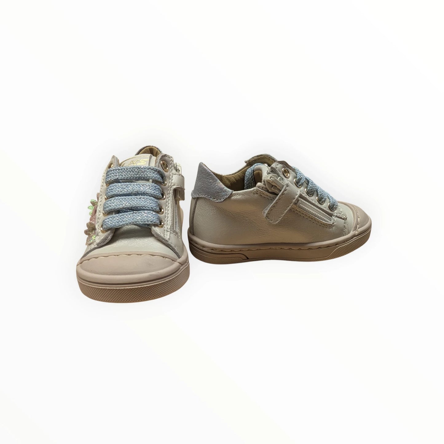 Pierrot Outlet kindersneakers in crèmekleurig leer met bloemenapplicaties en lichtblauwe veters. Met rits en vetersluiting.