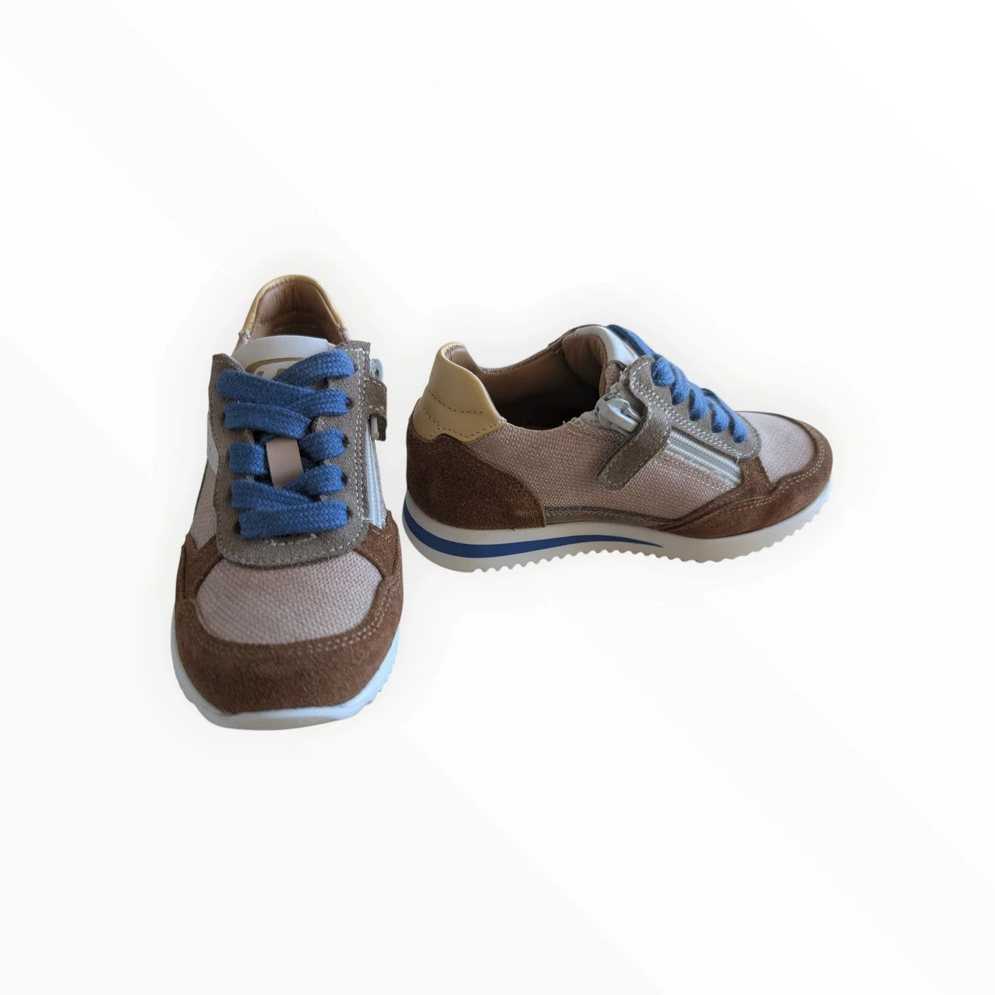 Pierrot Outlet kindersneakers van suède en textiel in bruin en beige met blauwe veters en rits.