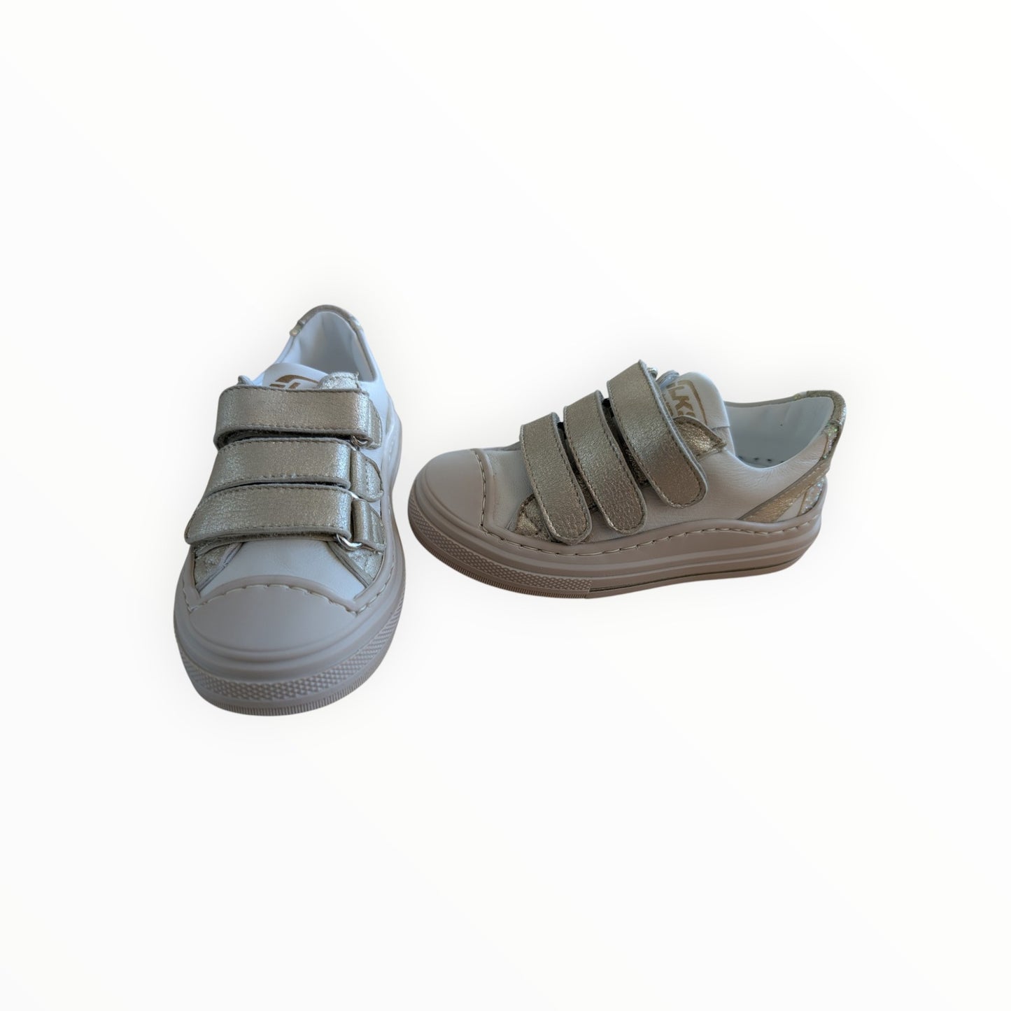 Pierrot Outlet crèmekleurige kindersneakers van leer met gouden metallic details en drie klittenbandsluitingen.