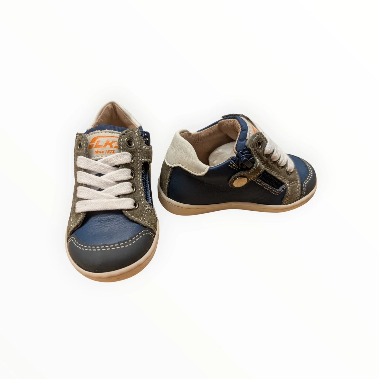 Pierrot Outlet kindersneakers van leer en suède in marineblauw, grijs en beige met veters en rits.
