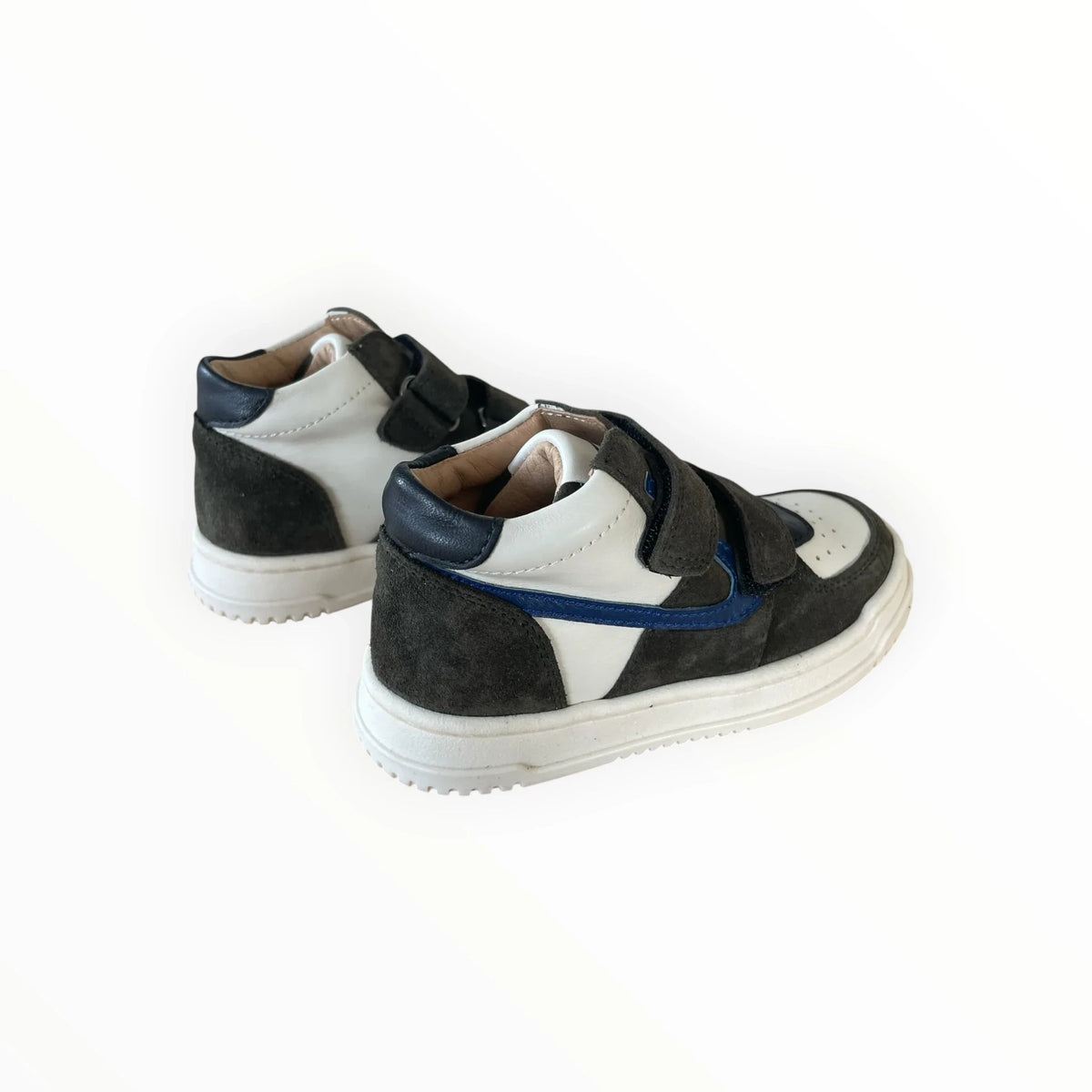 Pierrot Outlet halfhoge kindersneakers in wit, antraciet suède en leer met blauwe accenten en klittenbandsluiting