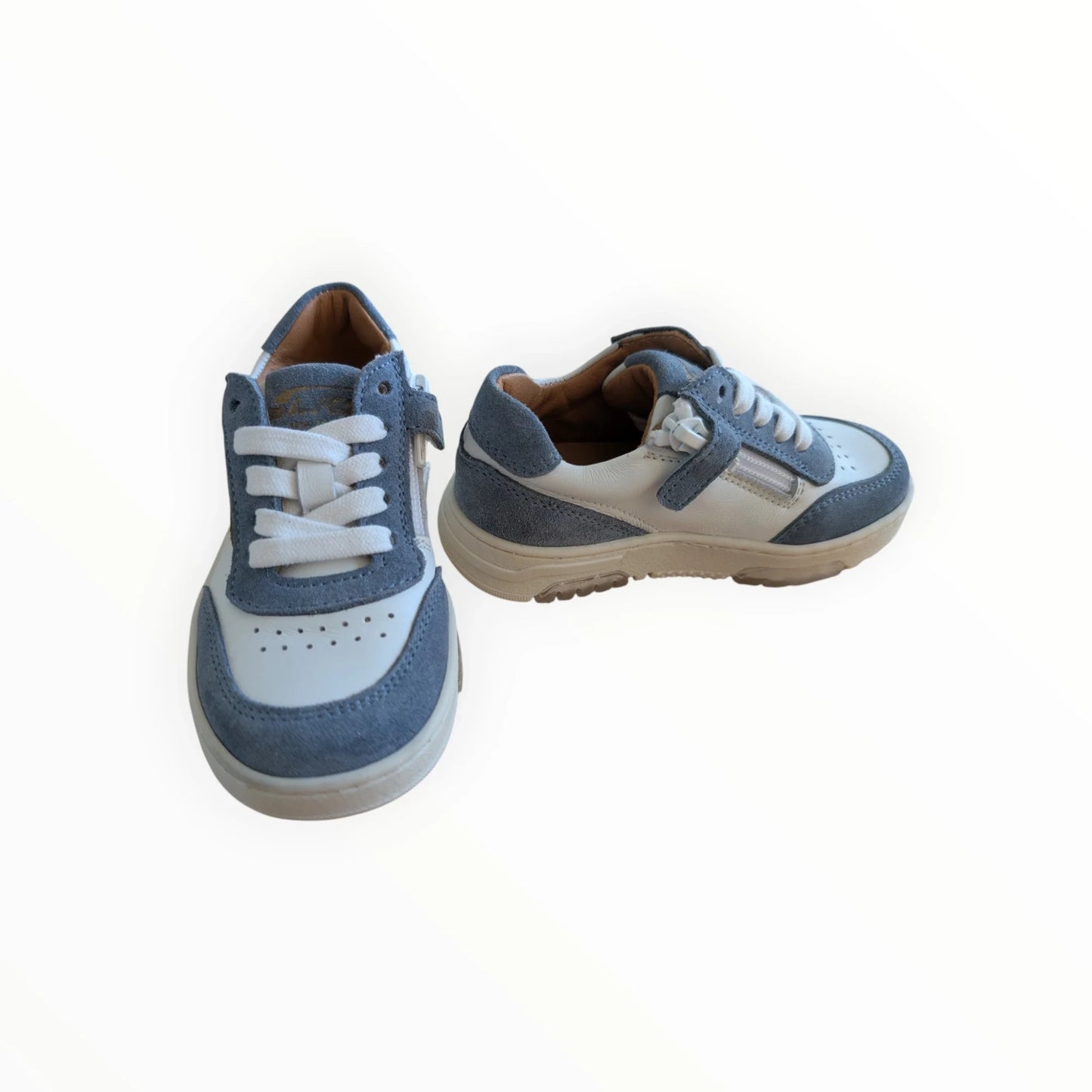 Pierrot Outlet kindersneakers van wit leer en grijs suède met veters en rits. Perforaties op de neus.