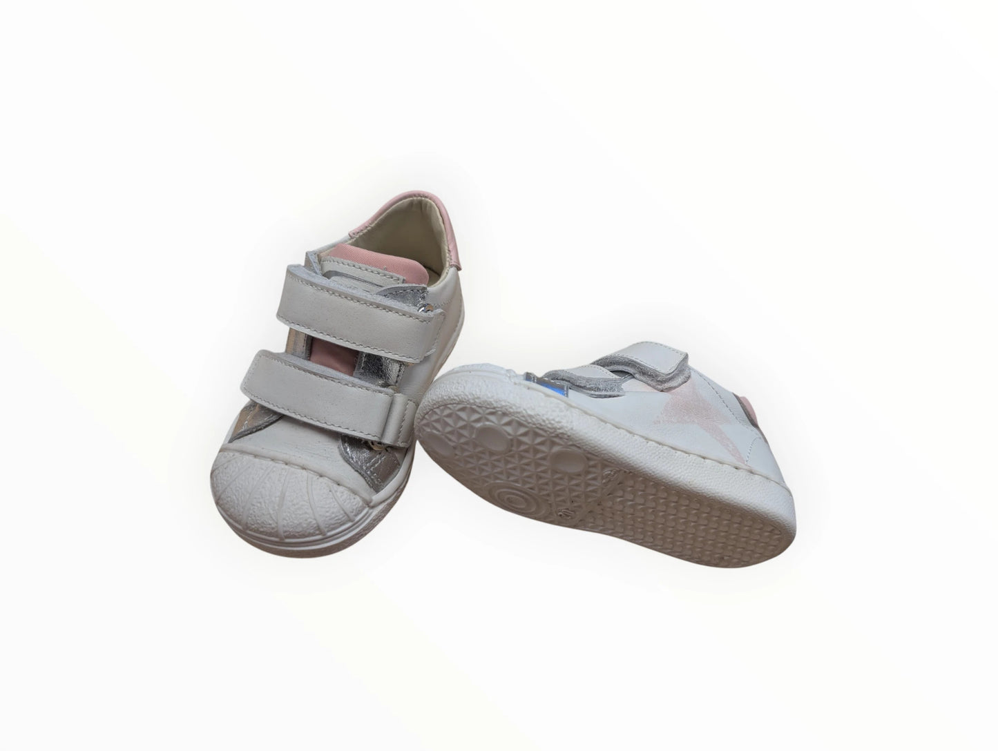 Pierrot Outlet witte kindersneakers met klittenbandsluiting, roze en zilveren steraccenten en flexibele zool.