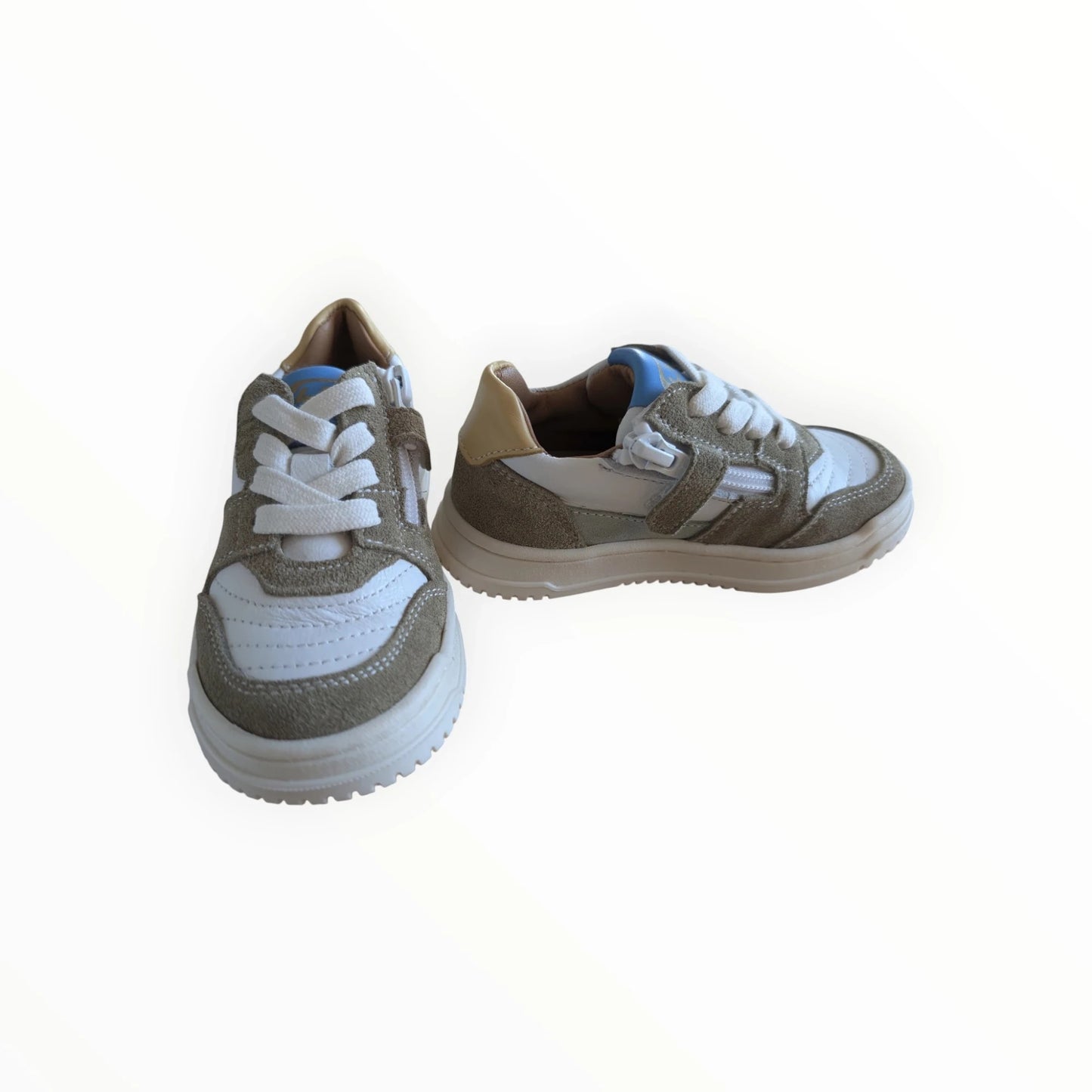Pierrot Outlet kindersneakers van leer en suède in wit, taupe en blauw met rits en vetersluiting.