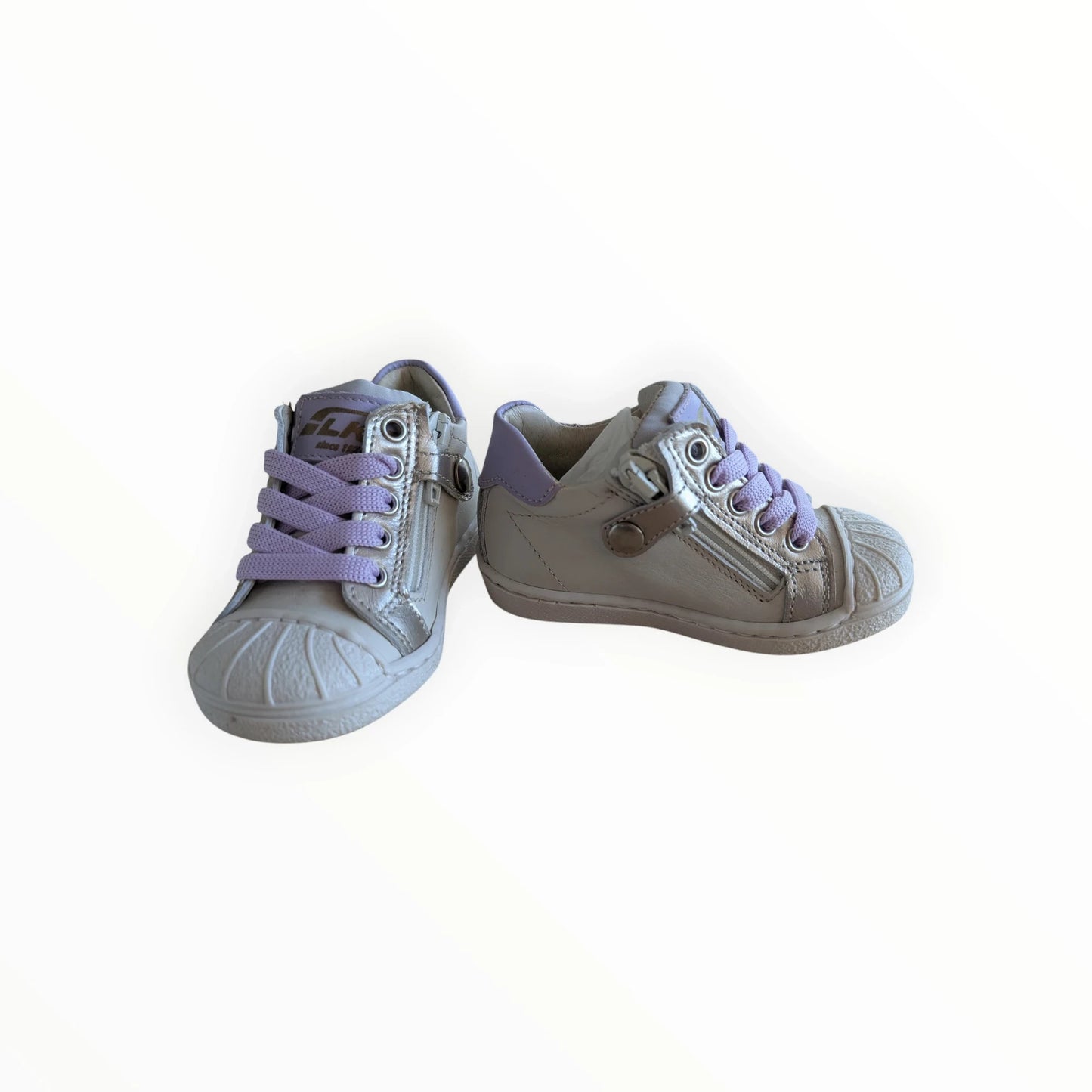 Pierrot Outlet zilverkleurige kindersneakers met lavendel accenten, veters en rits. Leer en synthetisch.
