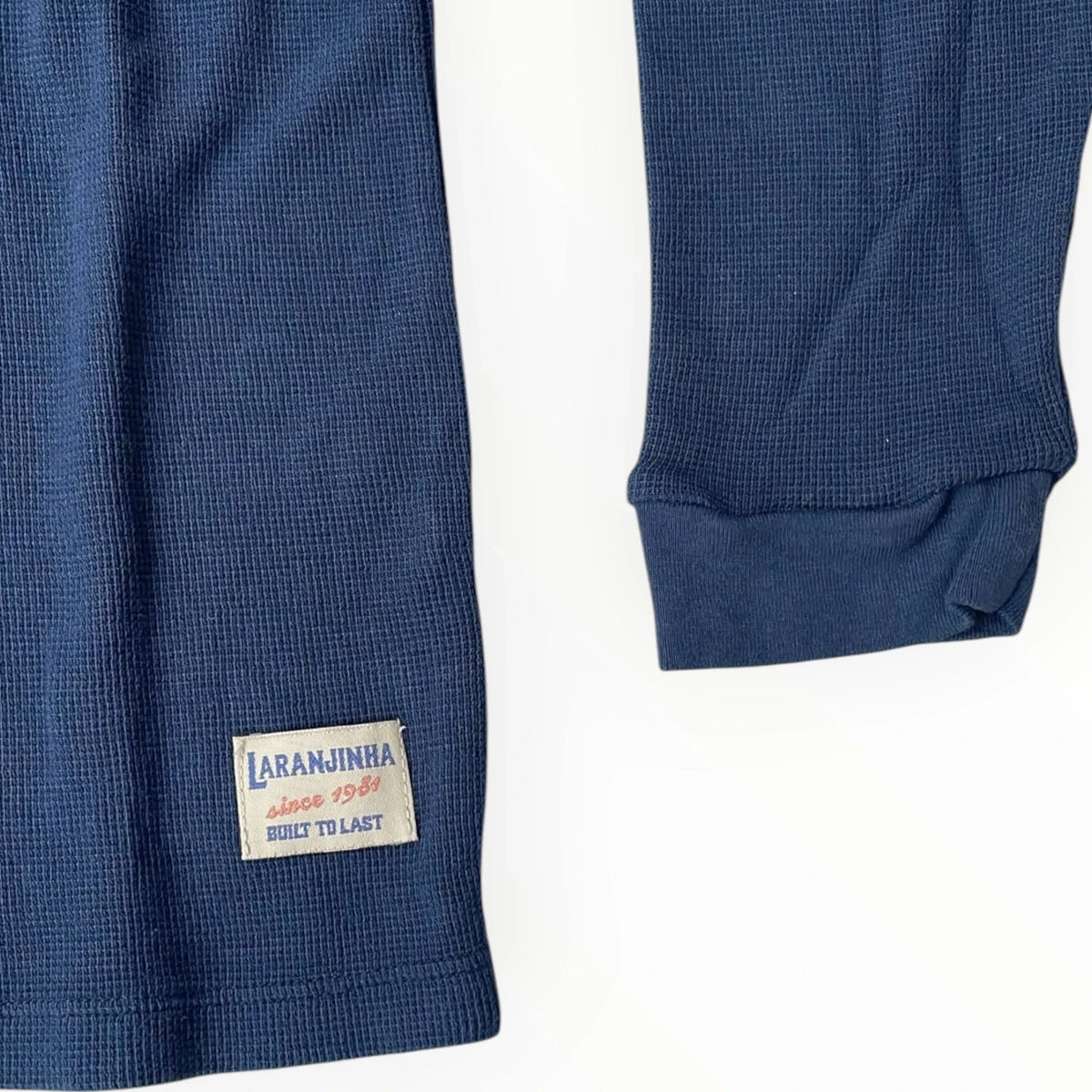 Pierrot Outlet Laranjinha donkerblauw shirt met lange mouwen in wafelstructuur en merklabel aan de onderzijde