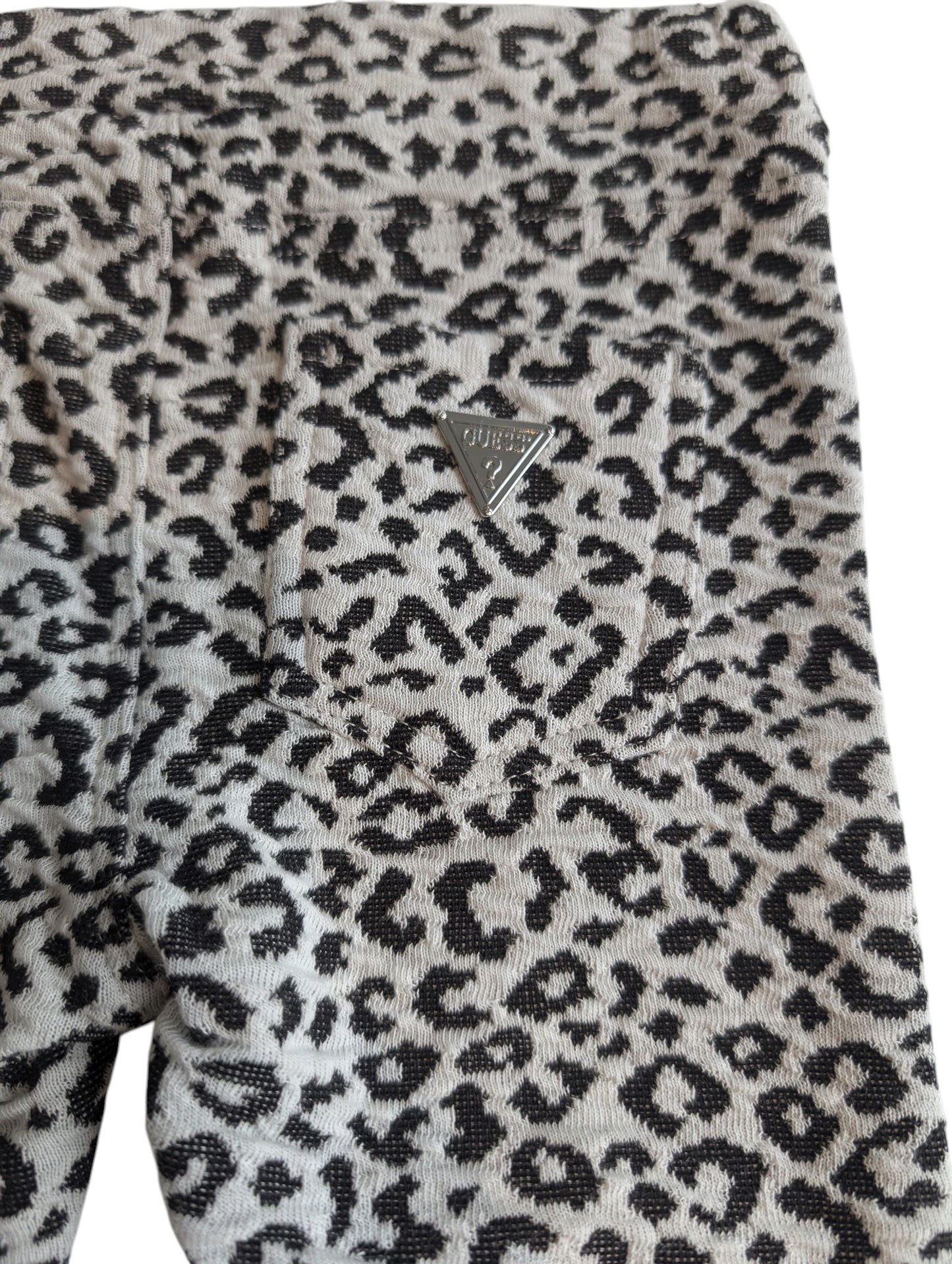 Pierrot Outlet meisjes legging met luipaardprint in zwart en wit, met Guess logo op achterzak.