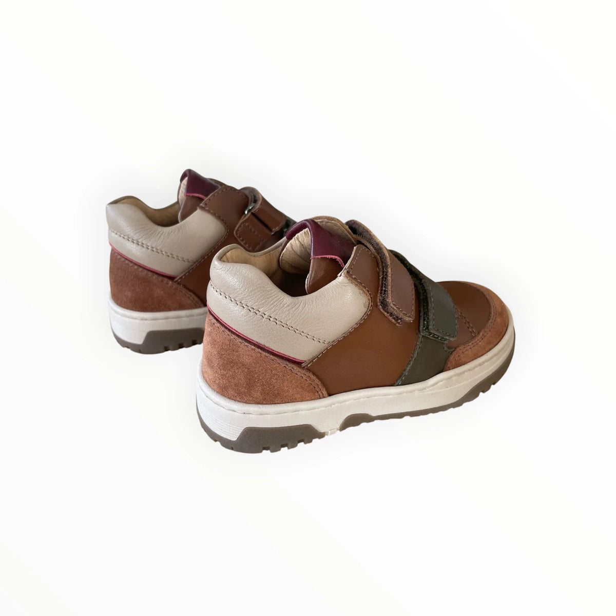 Pierrot Outlet kindersneakers van bruin leer en suède met klittenbandsluiting en beige accenten