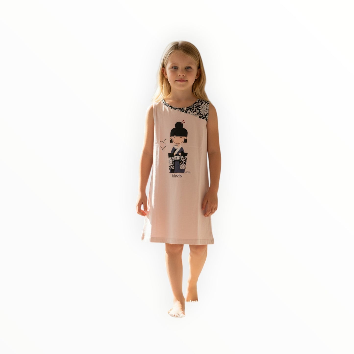 Pierrot Outlet mouwloze lichtroze katoenen kinderjurk met Japans figuurprint en zwart-wit bloemmotief bij de hals.