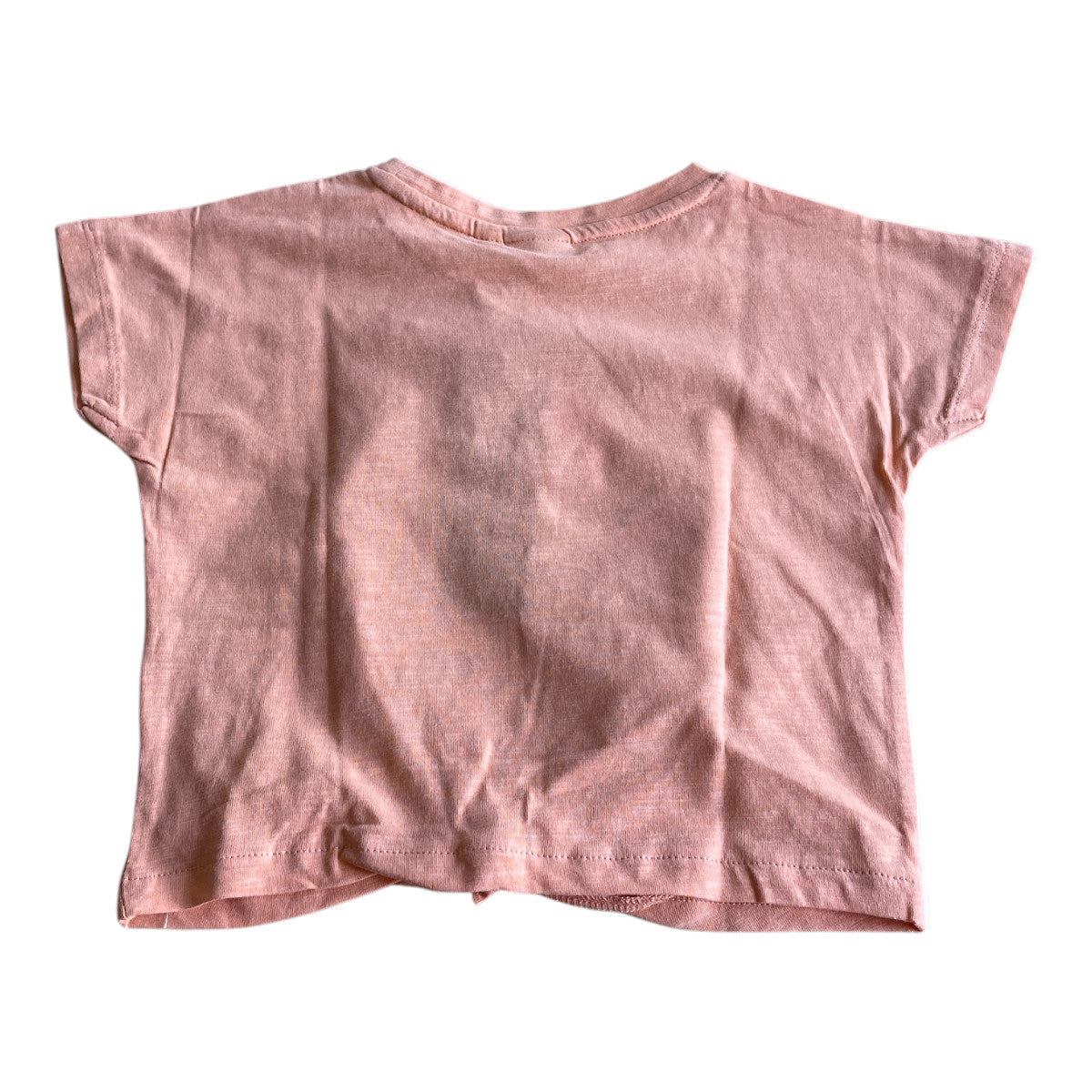 Pierrot Outlet meisjes T-shirt met zeepaardjesprint, perzikkleur, korte mouwen en knoopdetail. Zomerse, comfortabele stof.