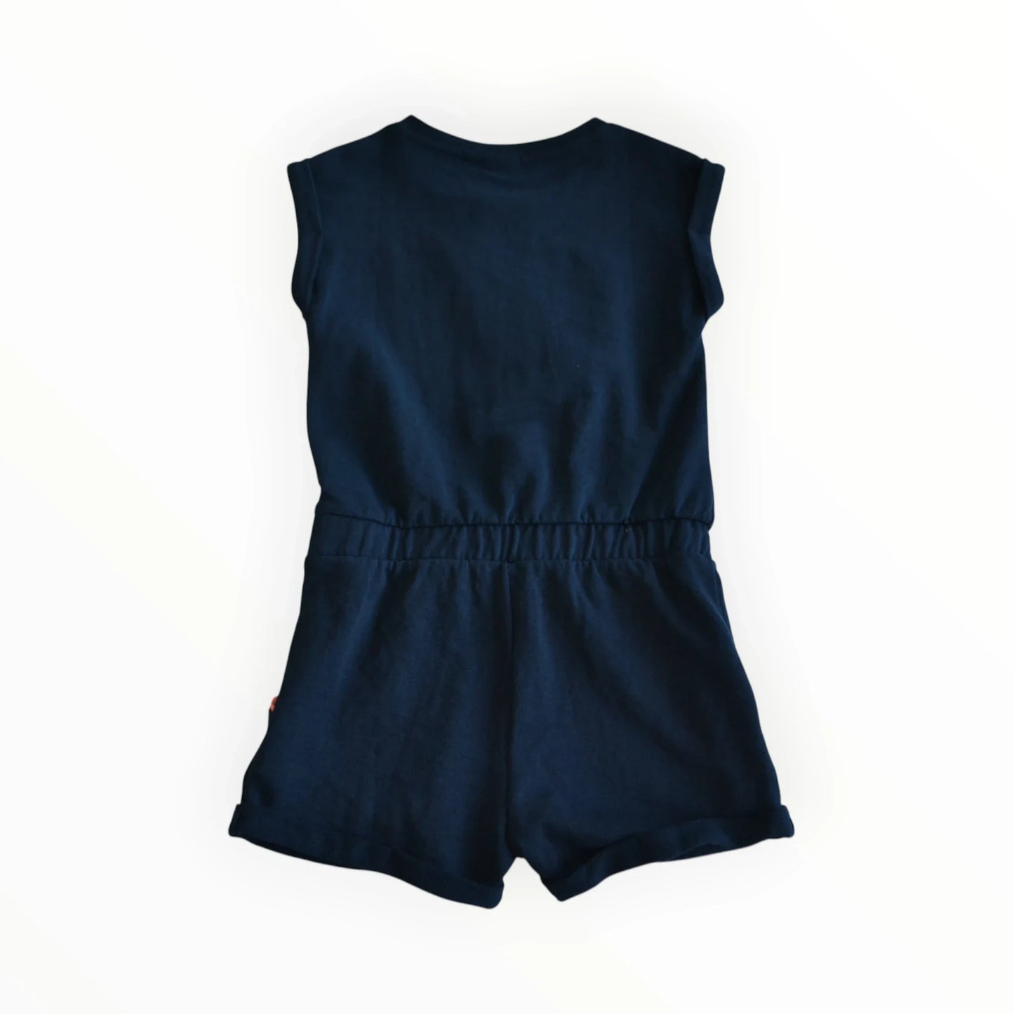 Pierrot Outlet navyblauwe katoenen romper voor meisjes met ritssluiting, elastische taille en 'Malibu 26 Team' print.