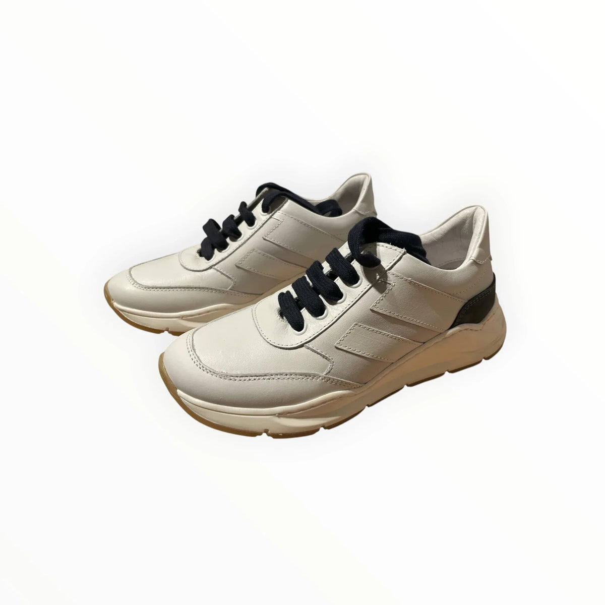 Pierrot Outlet luxe off-white leren damessneakers met zwarte veters en donker hielaccent op een witte achtergrond