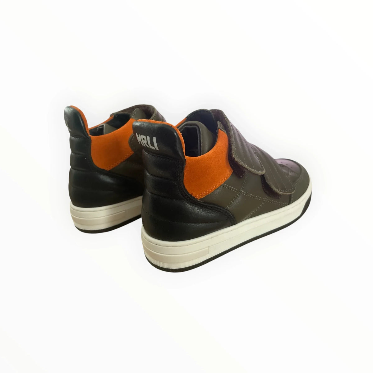Pierrot Outlet kindersneakers in olijfgroen, zwart en oranje met klittenband en witte zool, achterkant zichtbaar.