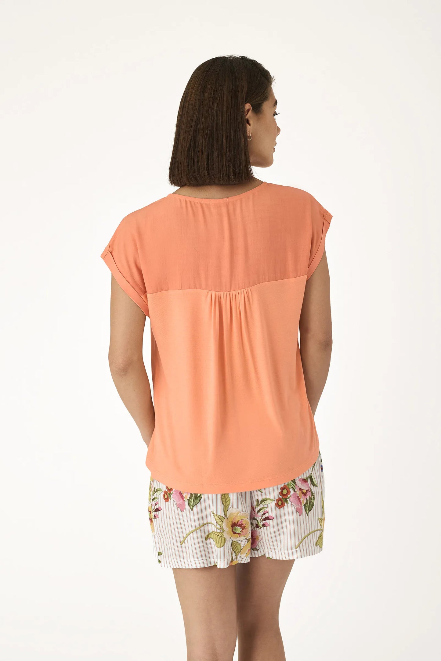 Pierrot Outlet oranje dames T-shirt met korte mouwen, V-hals en plooien aan de achterkant. Gemaakt van zachte, ademende stof.