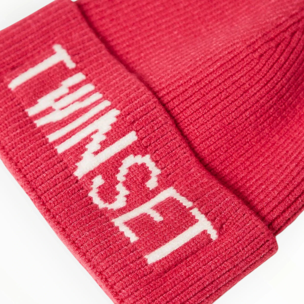 Pierrot Outlet dieprode gebreide muts van Twinset met omgeslagen boord en wit logo