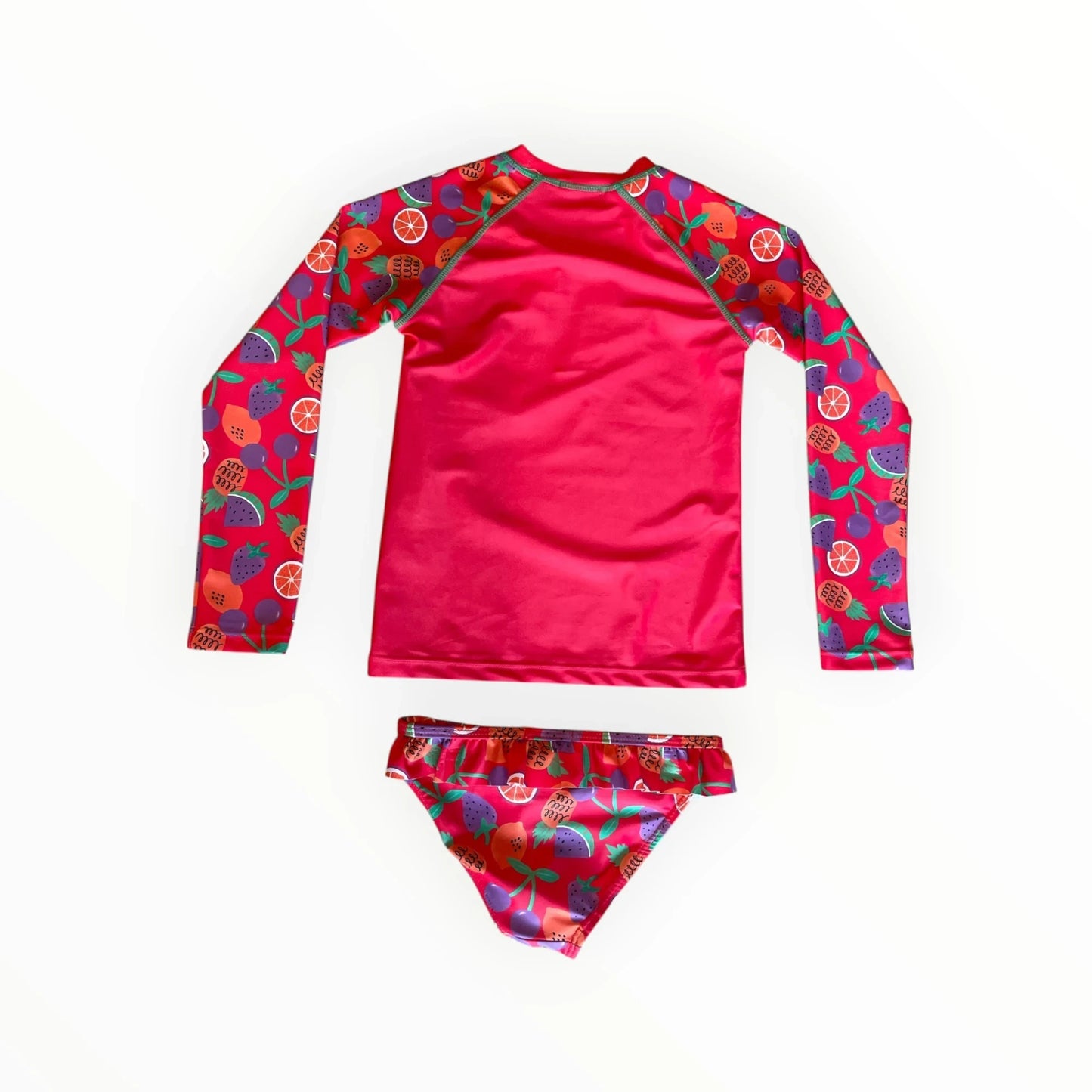 Pierrot Outlet tweedelige roze zwemset voor kinderen met fruitprint, lange mouwen en bikinibroekje met ruches.