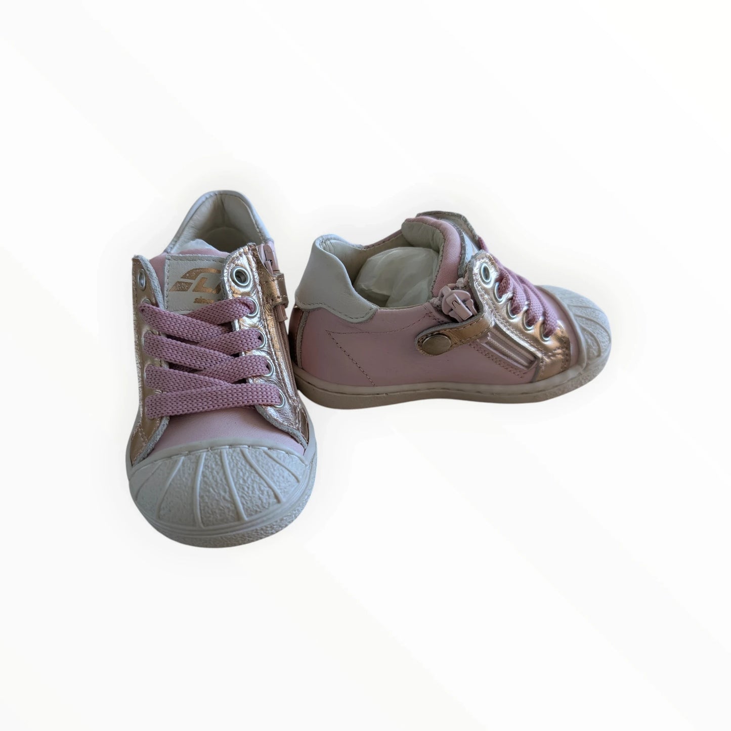 Pierrot Outlet roze leren kindersneakers met sterprint, vetersluiting en ritssluiting aan de zijkant.