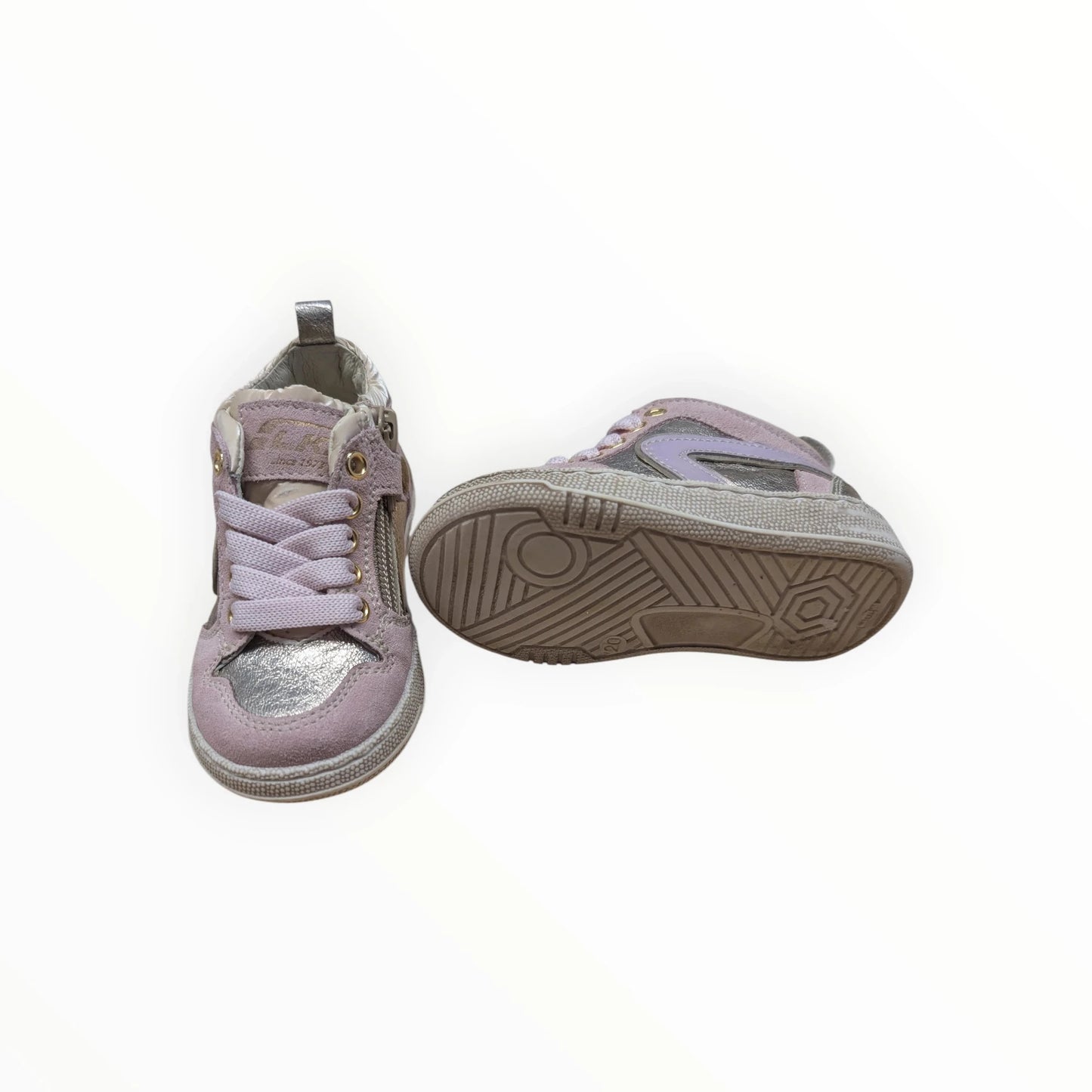 Pierrot Outlet roze suède kindersneakers met zilveren accenten, veters en rits. Comfortabel en stevig.
