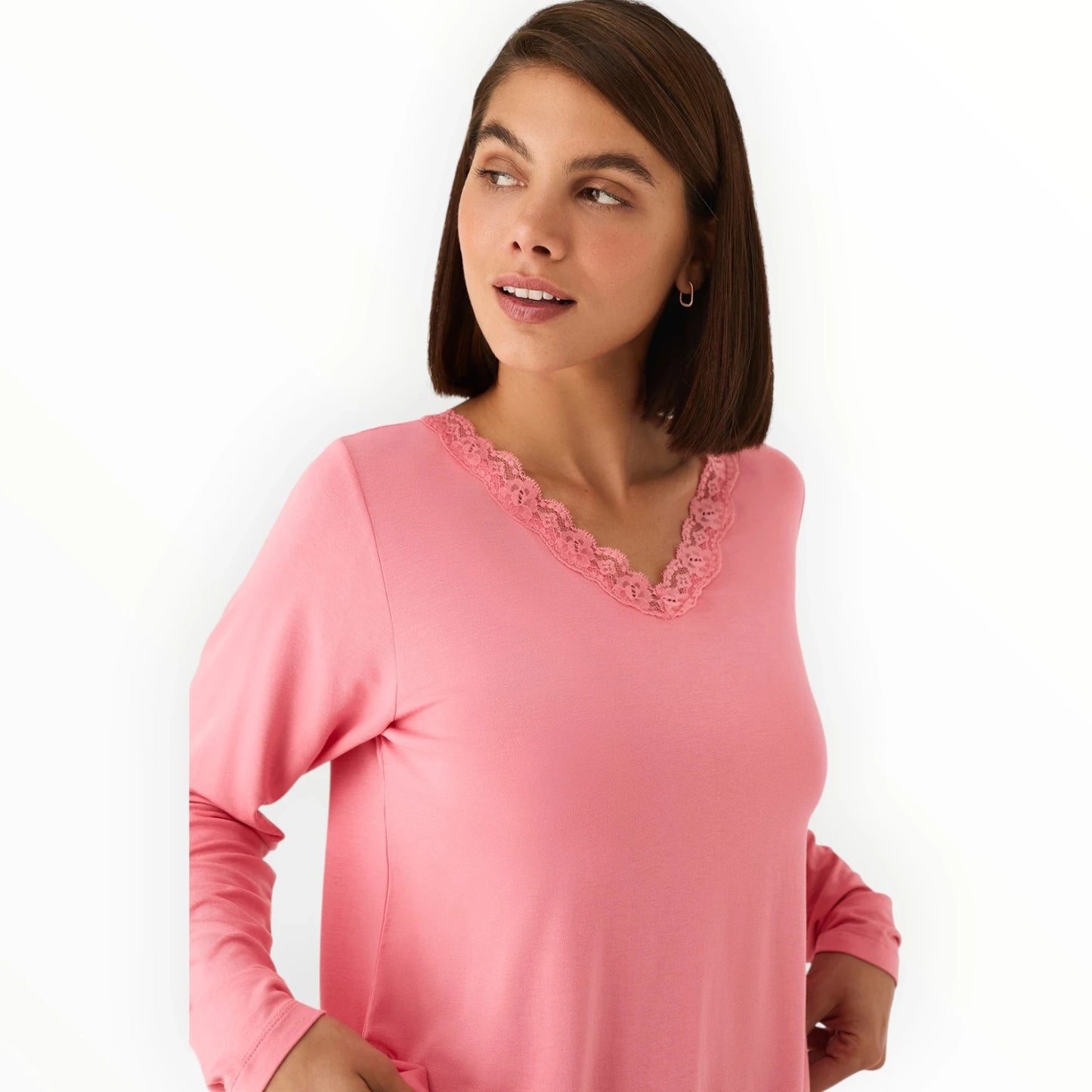 Pierrot Outlet dames pyjamaset met lange mouwen, V-hals en kanten details, roze met bloemenprint.
