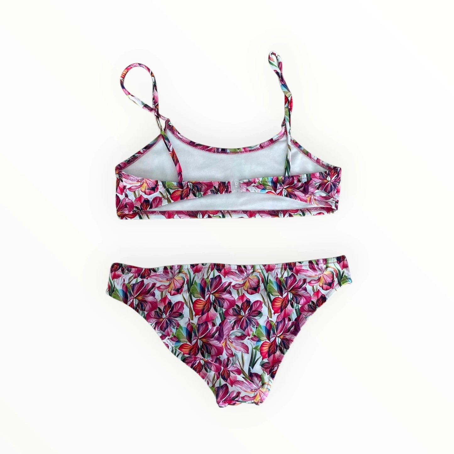 Pierrot Outlet tweedelige bikini met roze en paarse bloemenprint, sneldrogend materiaal voor strand en zwembad.