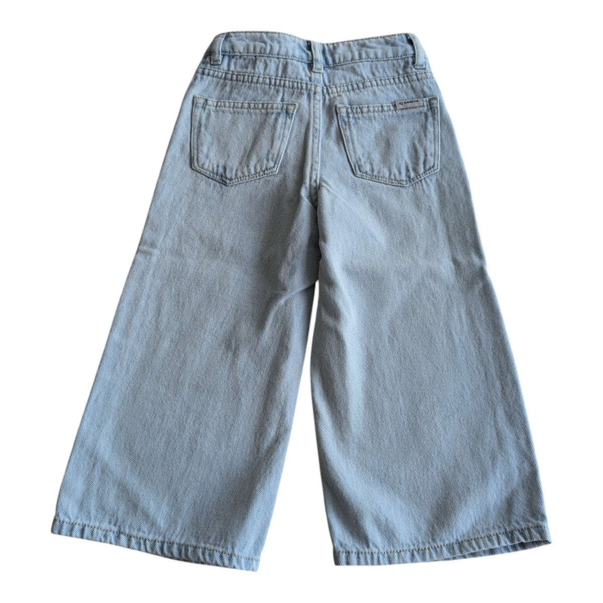 Pierrot Outlet wijde jeans broek voor kinderen in lichtblauw denim met vijf zakken en knoop- en ritssluiting.
