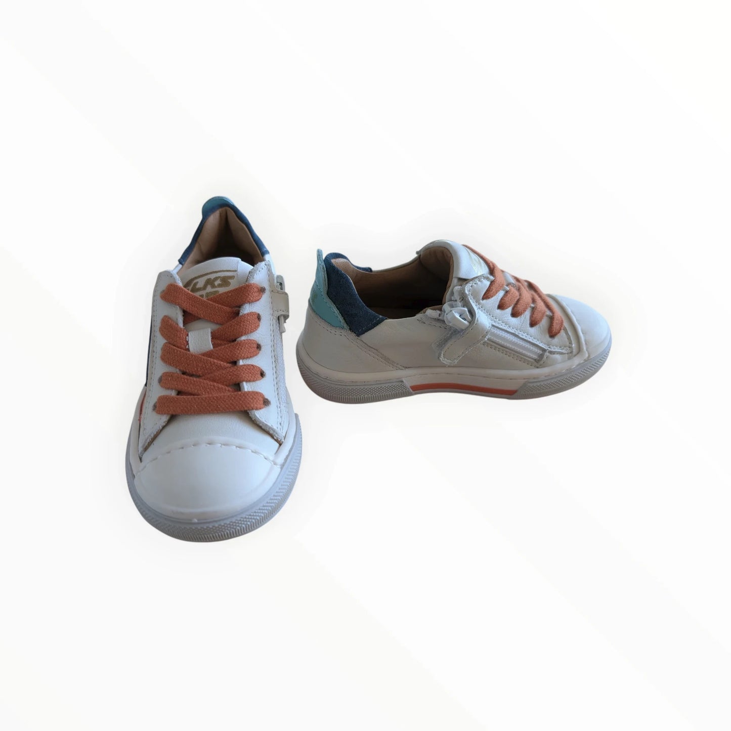 Pierrot Outlet witte leren kindersneakers met oranje veters, rits en blauwe accenten