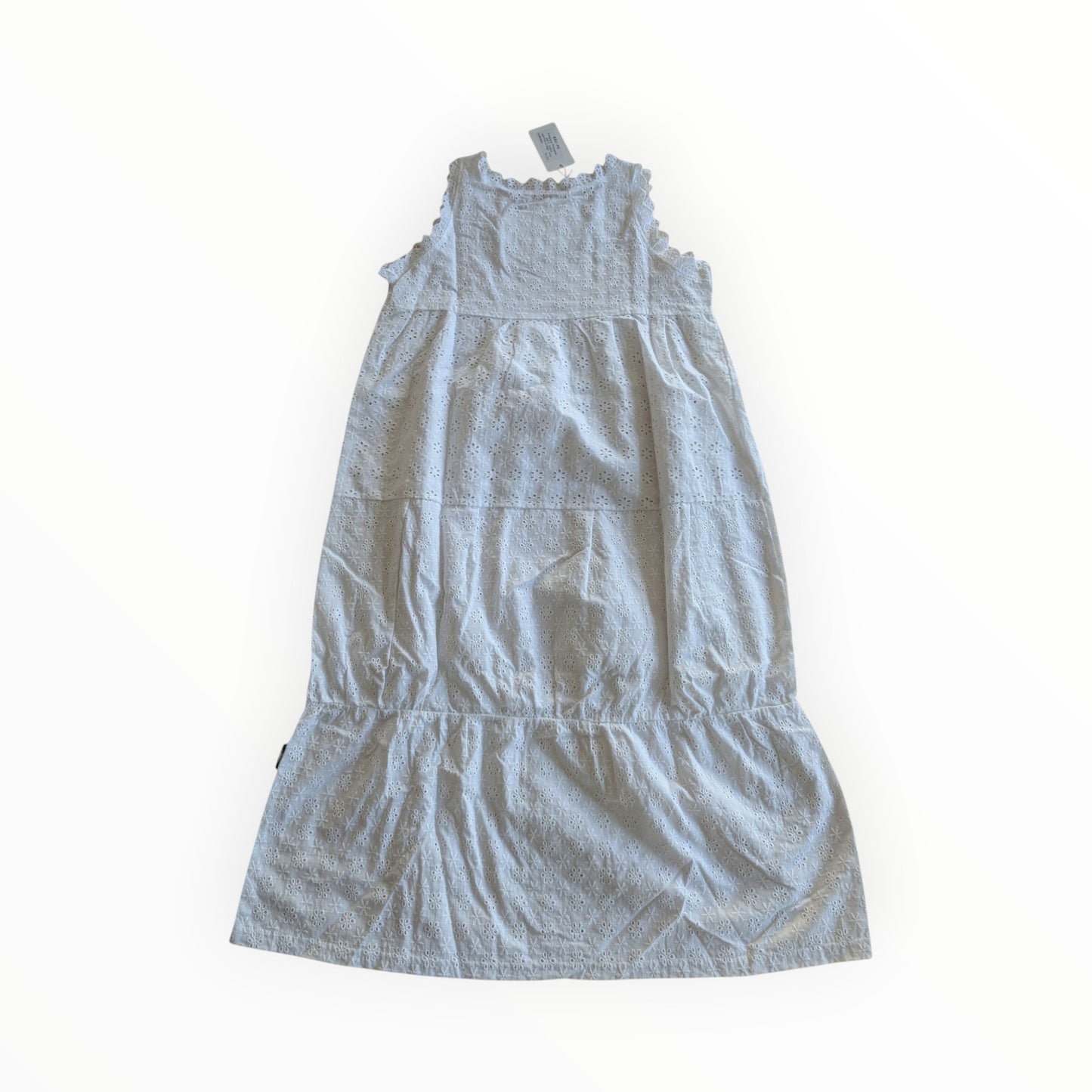 Pierrot Outlet witte mouwloze maxi-jurk van broderie anglaise met een gelaagde rok en romantisch borduurwerk.