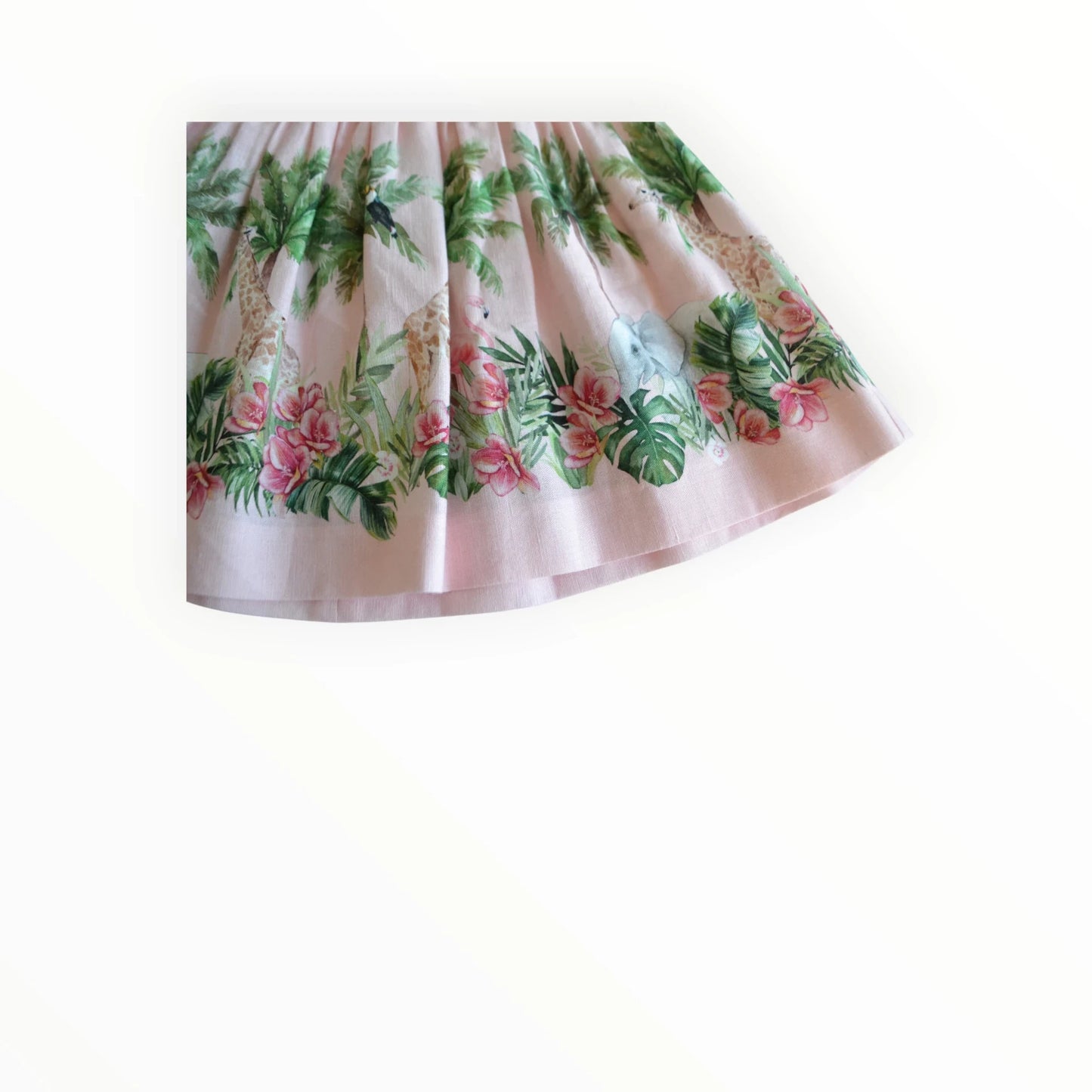 Pierrot Outlet roze zomerjurk met dierenprint, tropische bladeren, giraffen, olifanten en bloemen. Verstelbare bandjes.