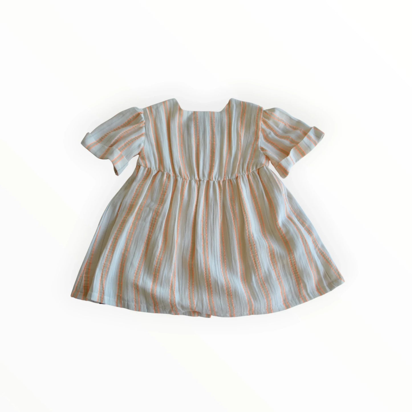 Pierrot Outlet zomerjurk met perzikkleurige strepen, korte pofmouwen en knoopsluiting. Off-white.