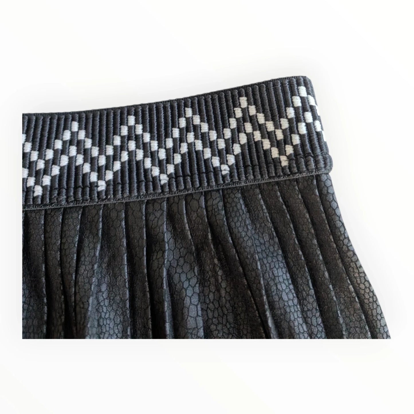 Pierrot Outlet zwarte plooirok met elastische band met geometrisch patroon en reptielenprint