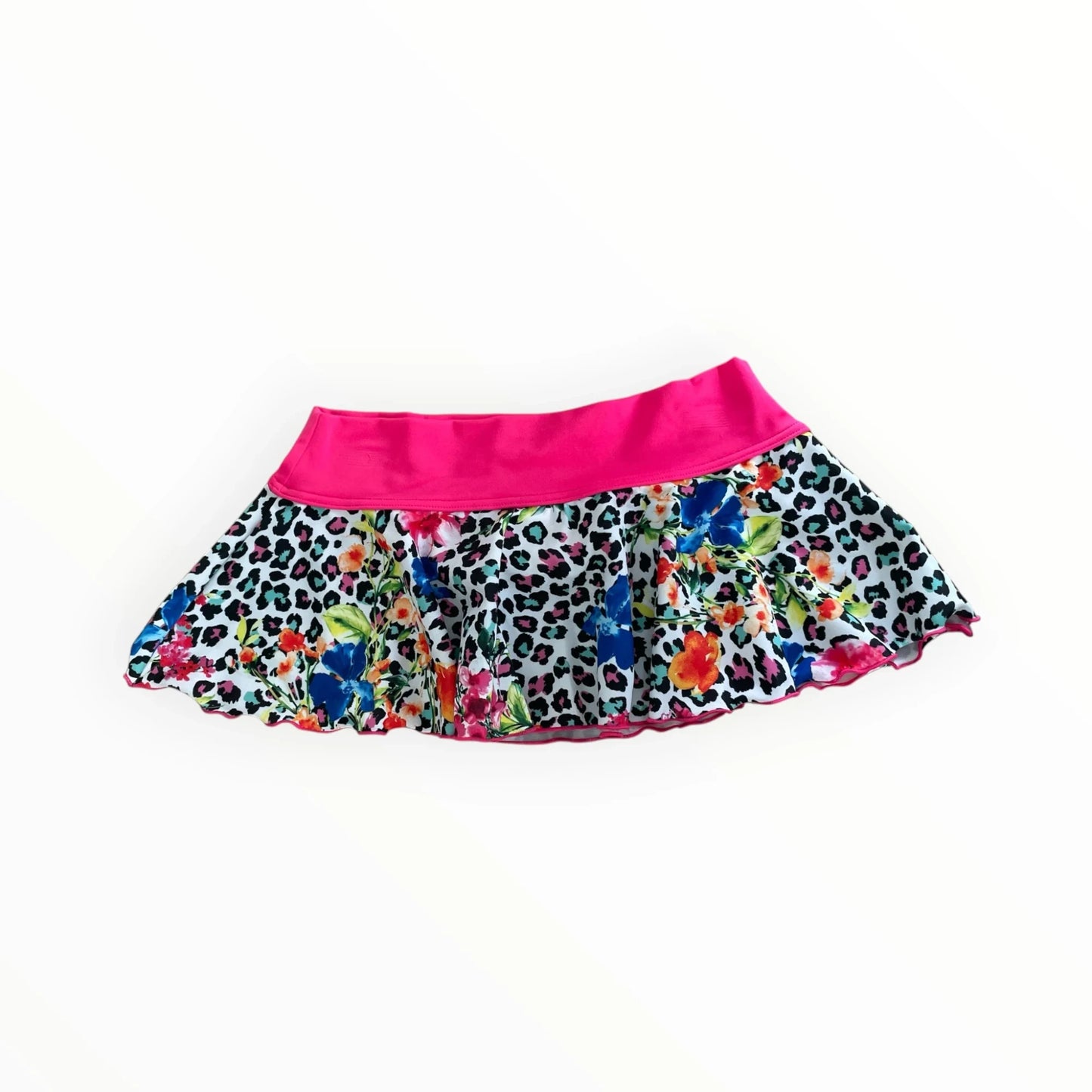Pierrot Outlet sportief zwemrokje met luipaardprint, bloemen en felroze tailleband van sneldrogend materiaal.