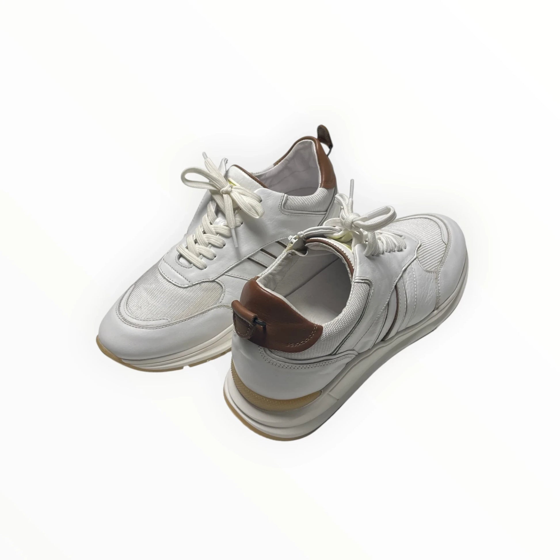 Pierrot Outlet witte damessneakers van leer en mesh met bruine hielaccenten en vetersluiting