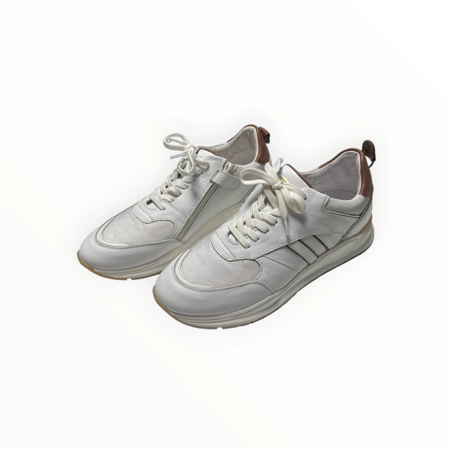 Pierrot Outlet witte damessneakers van leer en mesh met veters, ritssluiting en bruine accenten op een witte achtergrond