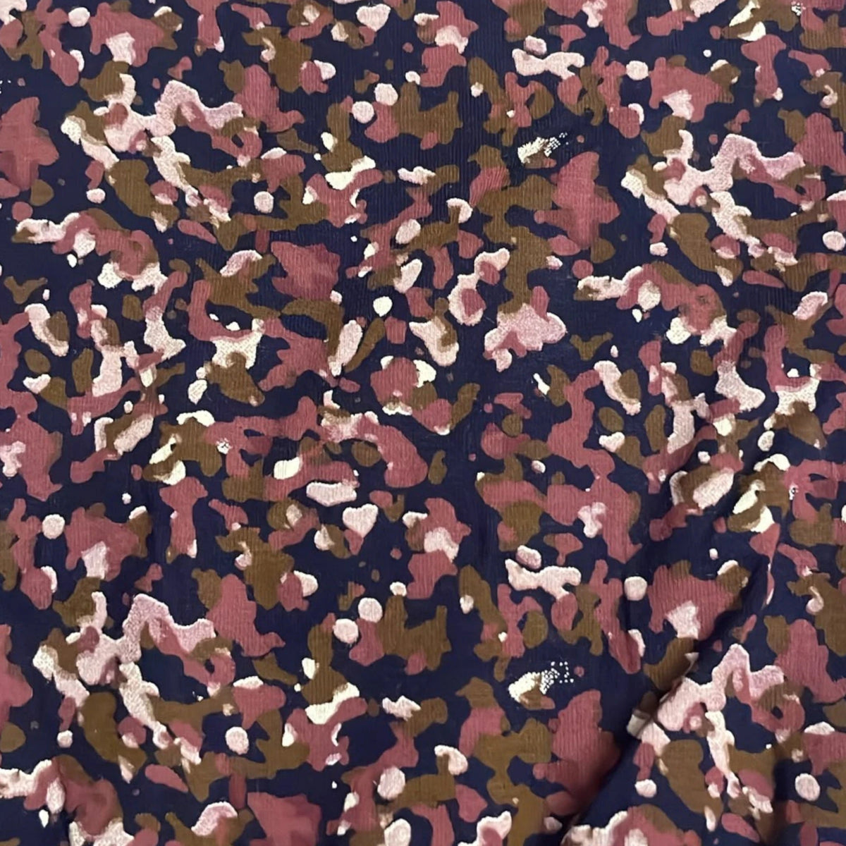 Pierrot Outlet damesjurk met abstract camouflagepatroon in marineblauw, roze, bruin en crème op zachte stof