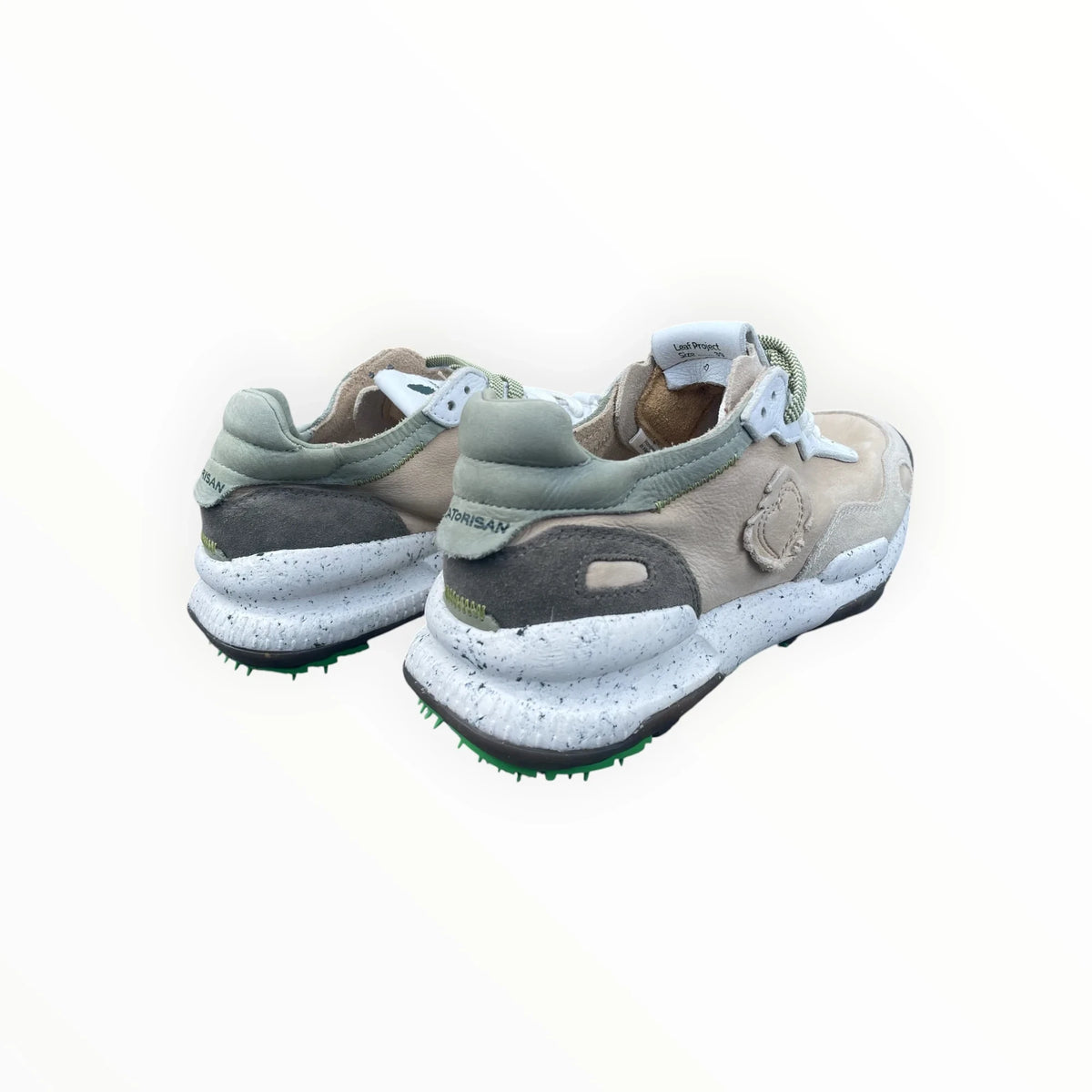 Pierrot Outlet ATORISAN herensneakers in beige suède en leer met gespikkelde tussenzool en groene zoolaccenten.