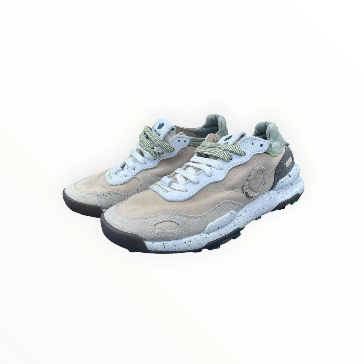 Pierrot Outlet ATORISAN lage herensneakers in beige suède en leer met een gespikkelde tussenzool en groene details.