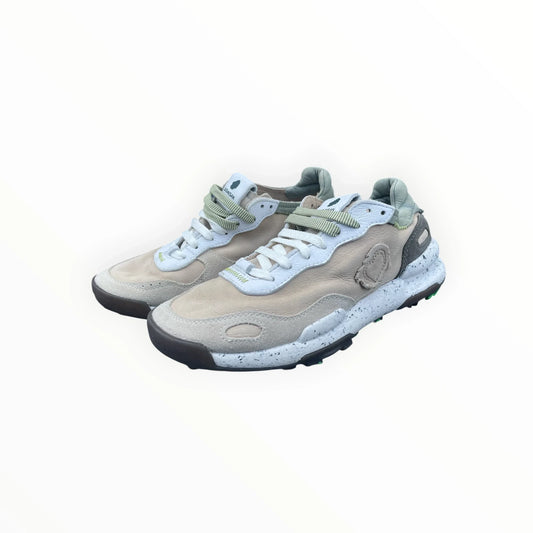 Pierrot Outlet ATORISAN lage herensneakers in beige suède en leer met een gespikkelde tussenzool en groene details.