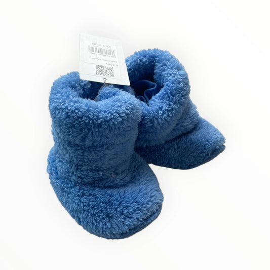 Pierrot Outlet baby fleece pantoffels in levendig blauw. Zacht en pluizig materiaal voor ultiem comfort.