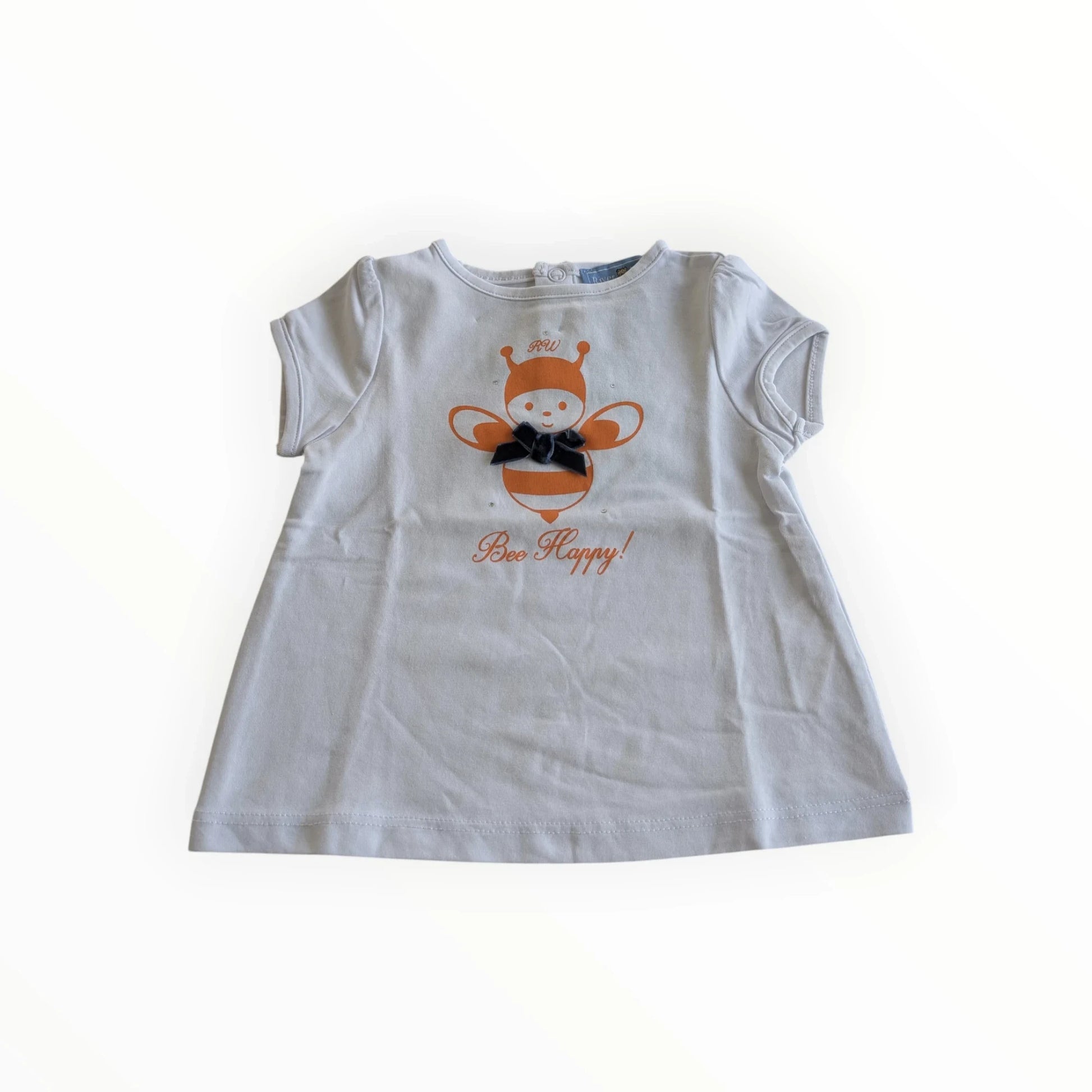 Pierrot Outlet baby meisje t-shirt jurk met korte mouwen, bijenprint en 'Bee Happy!' tekst. Gemaakt van katoen.