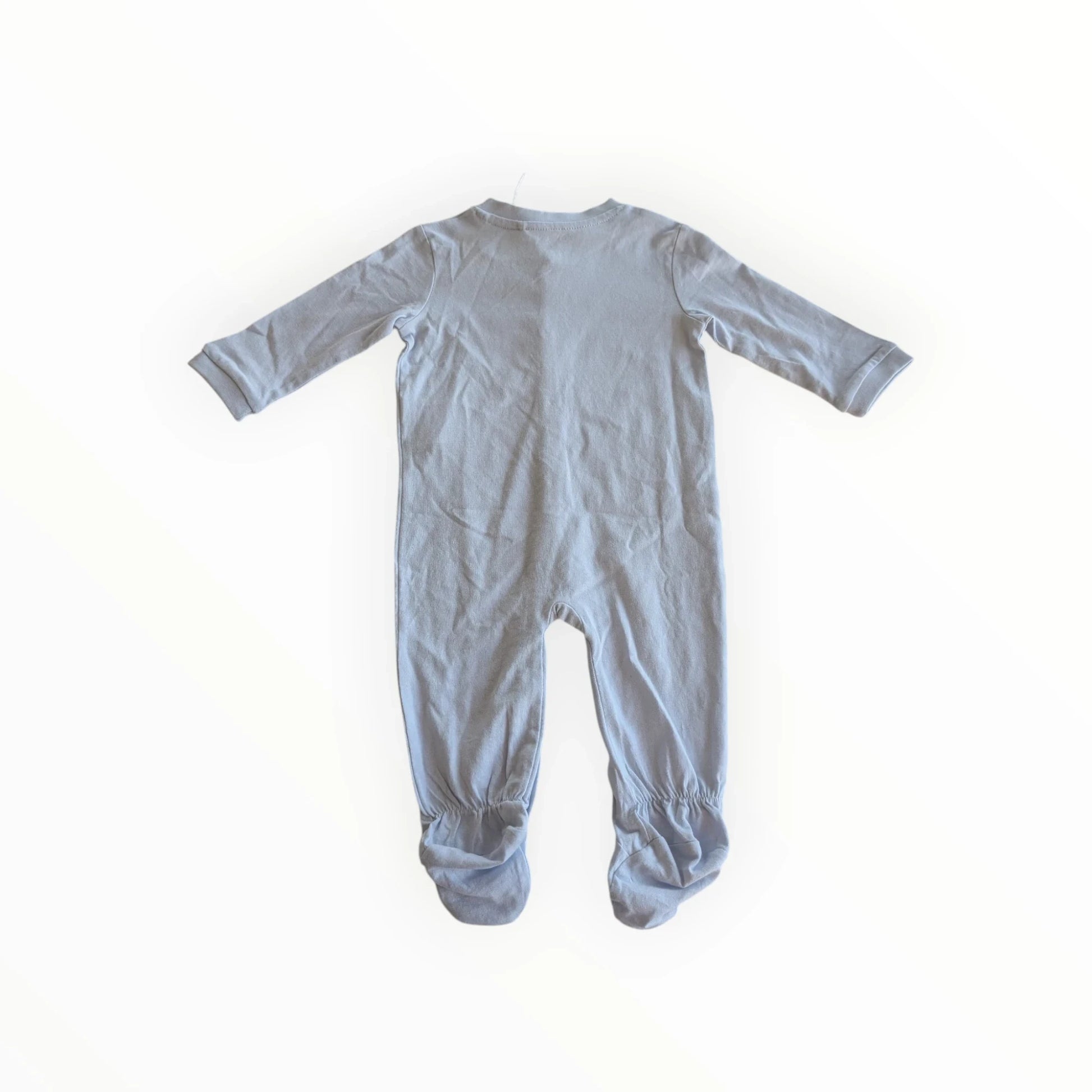 Pierrot Outlet baby pyjama met voetjes en drukknoopsluiting, zacht grijs, 100% katoen, met geborduurd sterretje.