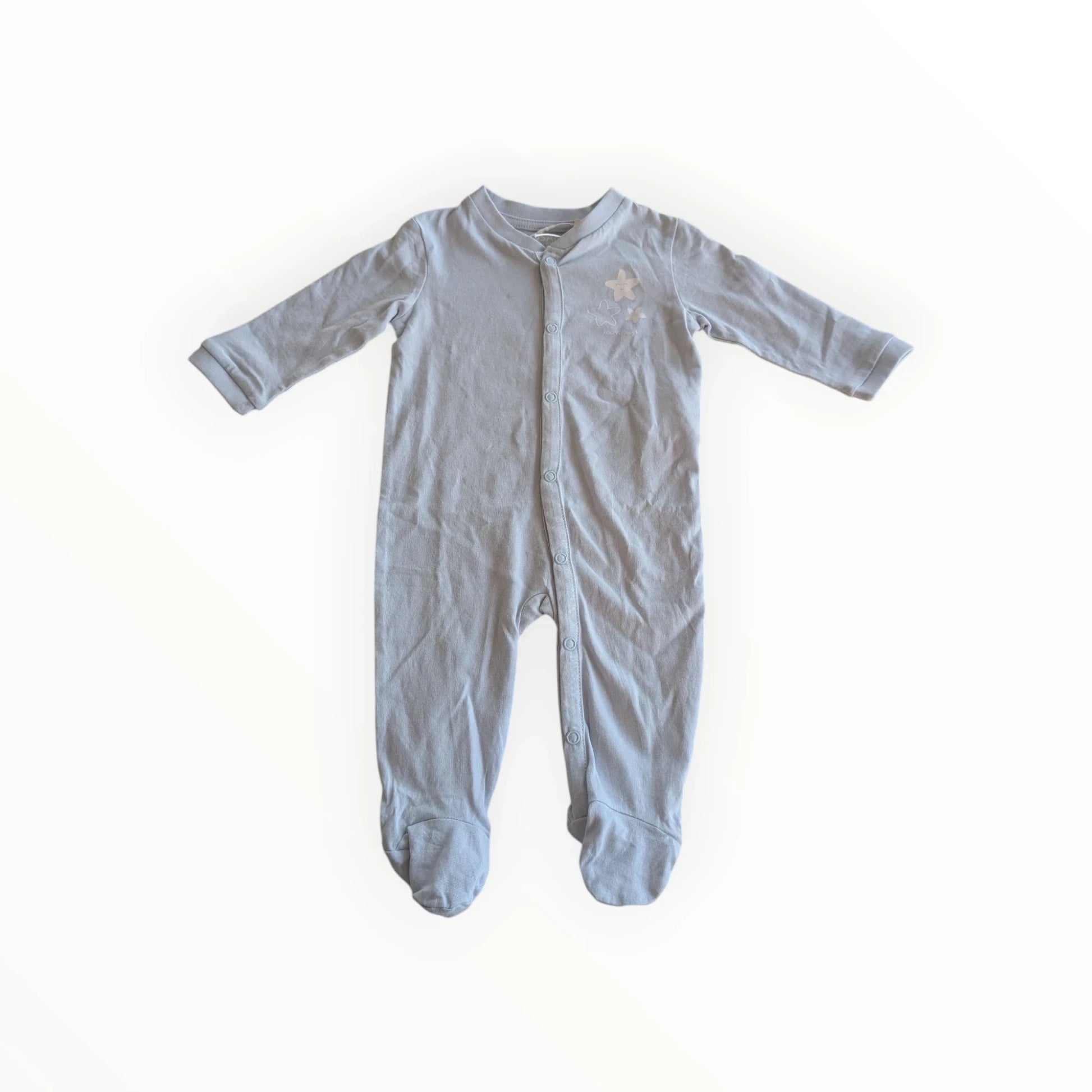Pierrot Outlet baby pyjama met voetjes en drukknoopsluiting, zacht grijs, 100% katoen, met geborduurd sterretje.