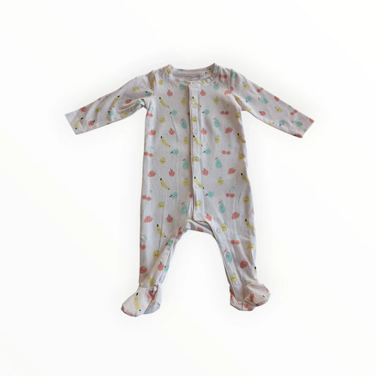 Pierrot Outlet baby pyjamapakje met lange mouwen en fruitprint in pastelkleuren. Gemaakt van katoen met drukknoopsluiting.