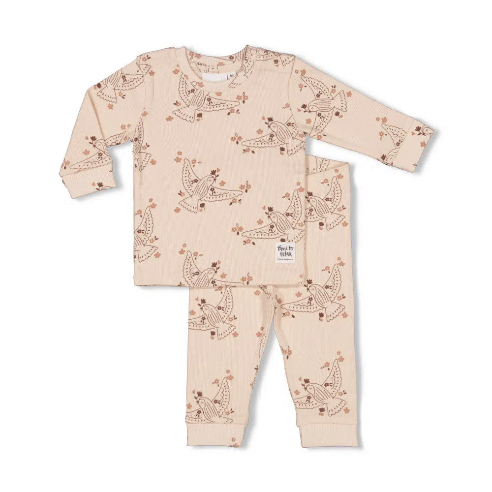 Pierrot Outlet baby pyjamaset van beige geribd katoen met vogel- en bloesemprint. Lange mouwen en broek.