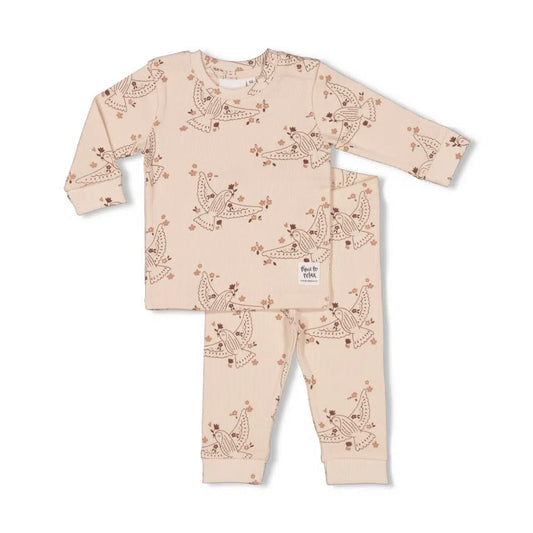 Pierrot Outlet baby pyjamaset van beige geribd katoen met vogel- en bloesemprint. Lange mouwen en broek.