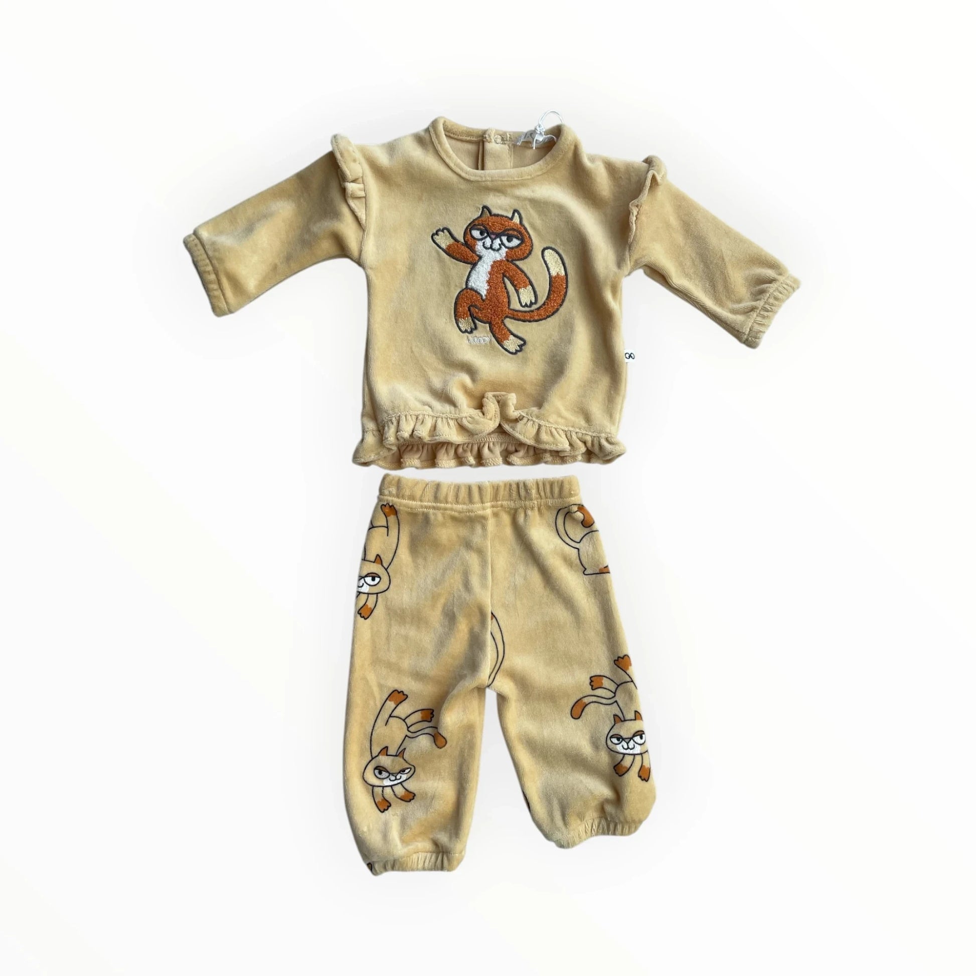 Pierrot Outlet baby pyjamaset van lichtgele velours met vosprint. Met geborduurde vos op shirt en vosjes op broek. Pofmouwen en ruches.