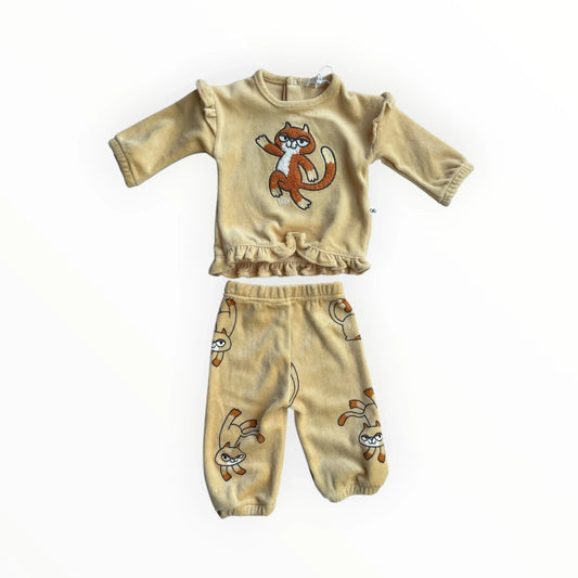 Pierrot Outlet baby pyjamaset van lichtgele velours met vosprint. Met geborduurde vos op shirt en vosjes op broek. Pofmouwen en ruches.