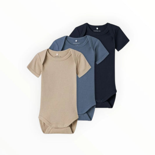 Pierrot Outlet Set van drie baby rompertjes met korte mouwen in beige, blauw en donkerblauw. Gemaakt van geribbelde katoen.