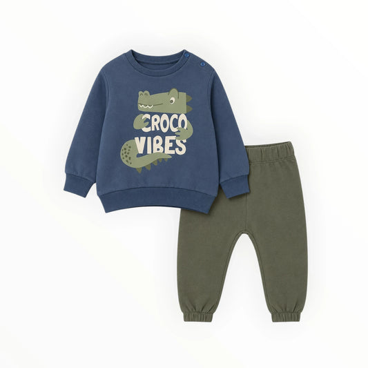 Pierrot Outlet tweedelige baby set met donkerblauwe sweater met krokodillenprint en olijfgroene katoenen broek