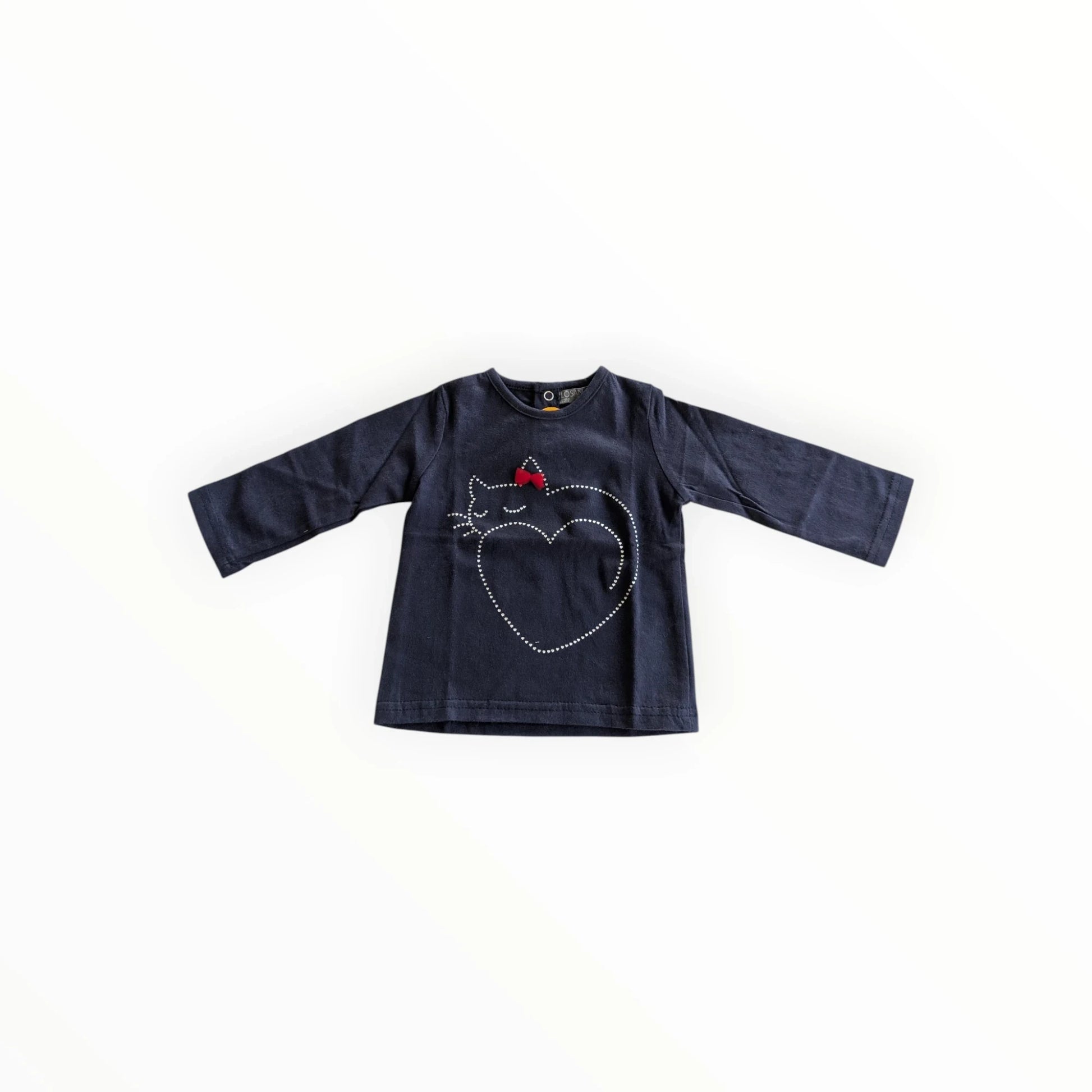 Pierrot Outlet donkerblauw katoenen longsleeve shirt met slapende kat in hartprint en rode strik. Knoopsluiting op rug.